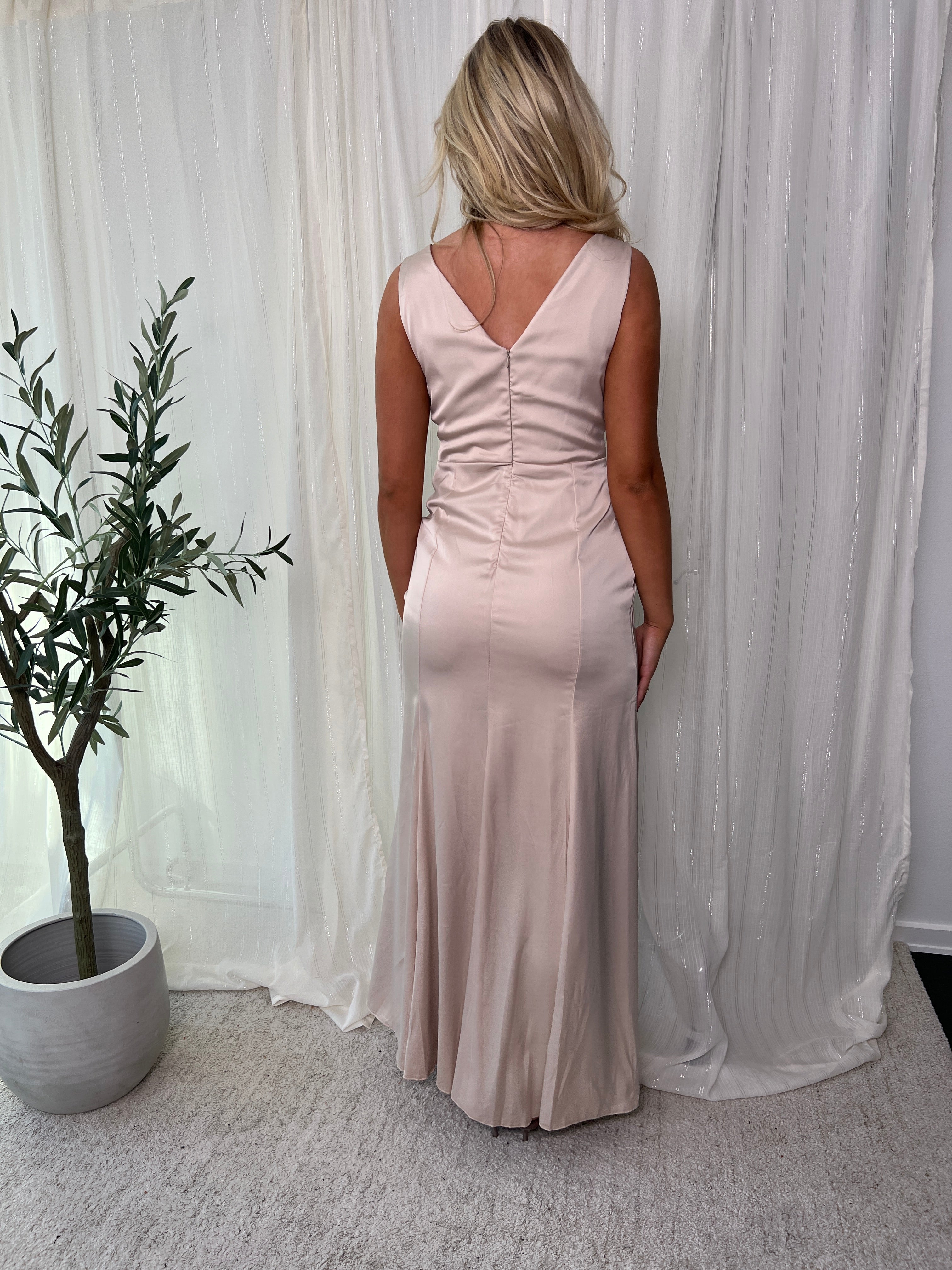 Flam beige long satin dress fra webshoppen Aaberg Copenhagen