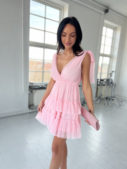 Model i Lilly bee pink tyl kjole (6311) fra webshoppen Aaberg Copenhagen