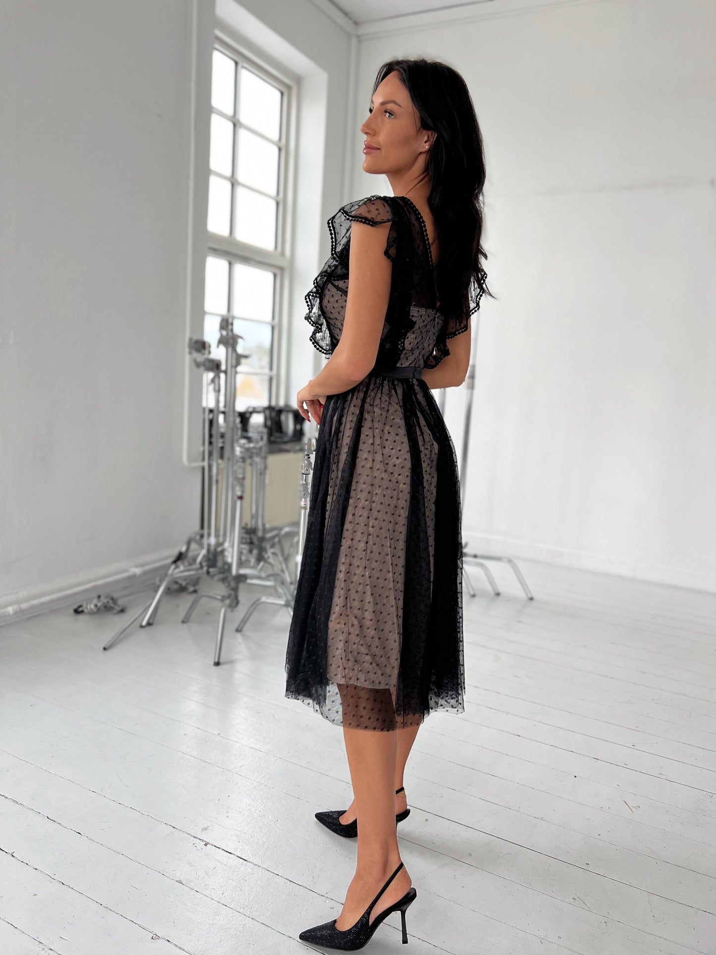 Model i Soky sort blonde kjole (1033) fra webshoppen Aaberg Copenhagen