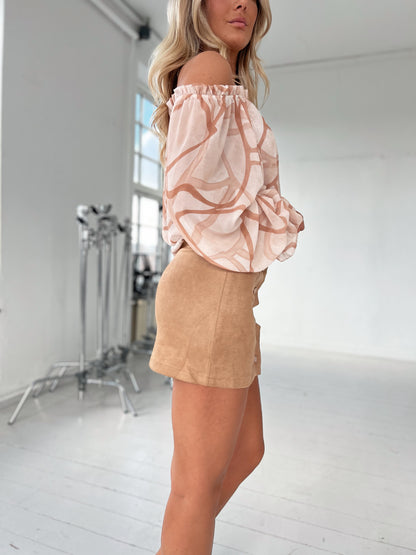 Model i Emma Ella Camel nederdel (5647) fra webshoppen Aaberg Copenhagen