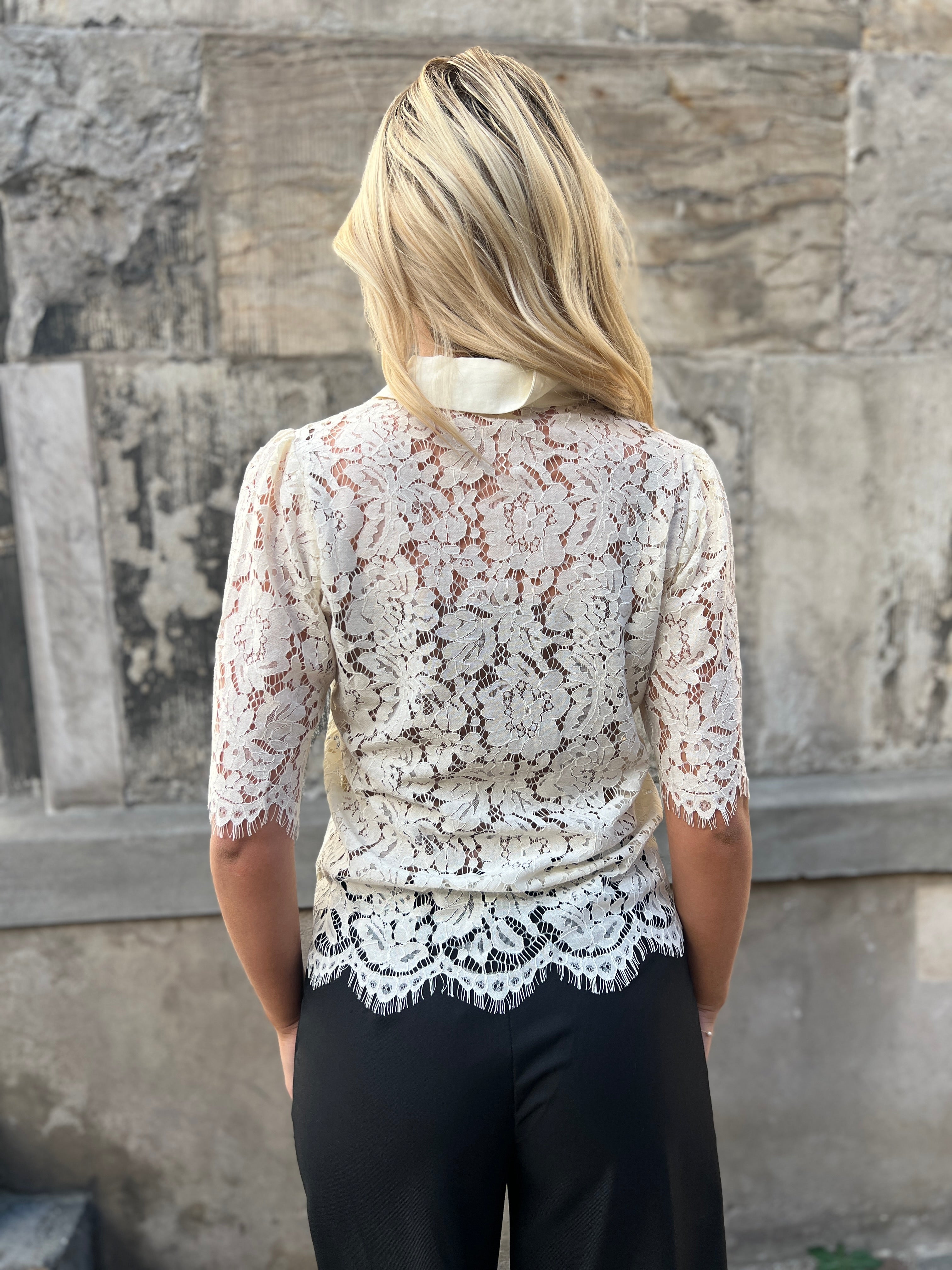 Continue blonde skjorte i creme - Åberg Copenhagen 