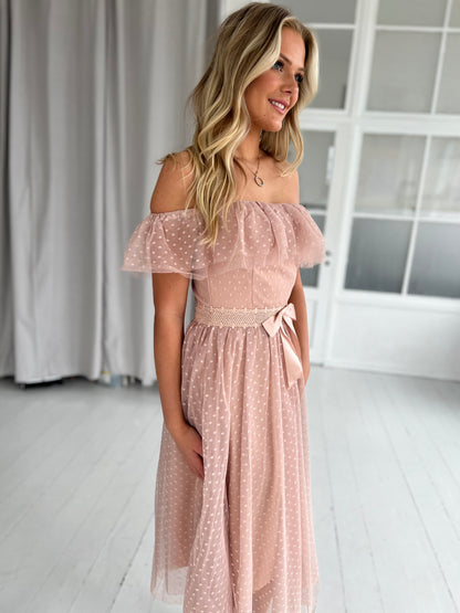 Model i Soky rosa tyl kjole (20187) fra webshoppen Aaberg Copenhagen