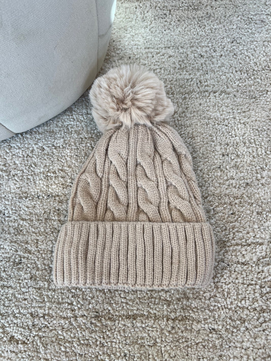 Beige pompom hat (5552) fra webshoppen Aaberg Copenhagen