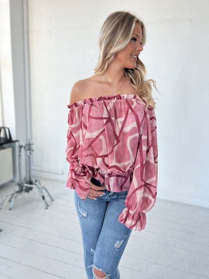 Model i Rosa bluse med smukt mønster fra webshoppen Aaberg Copenhagen