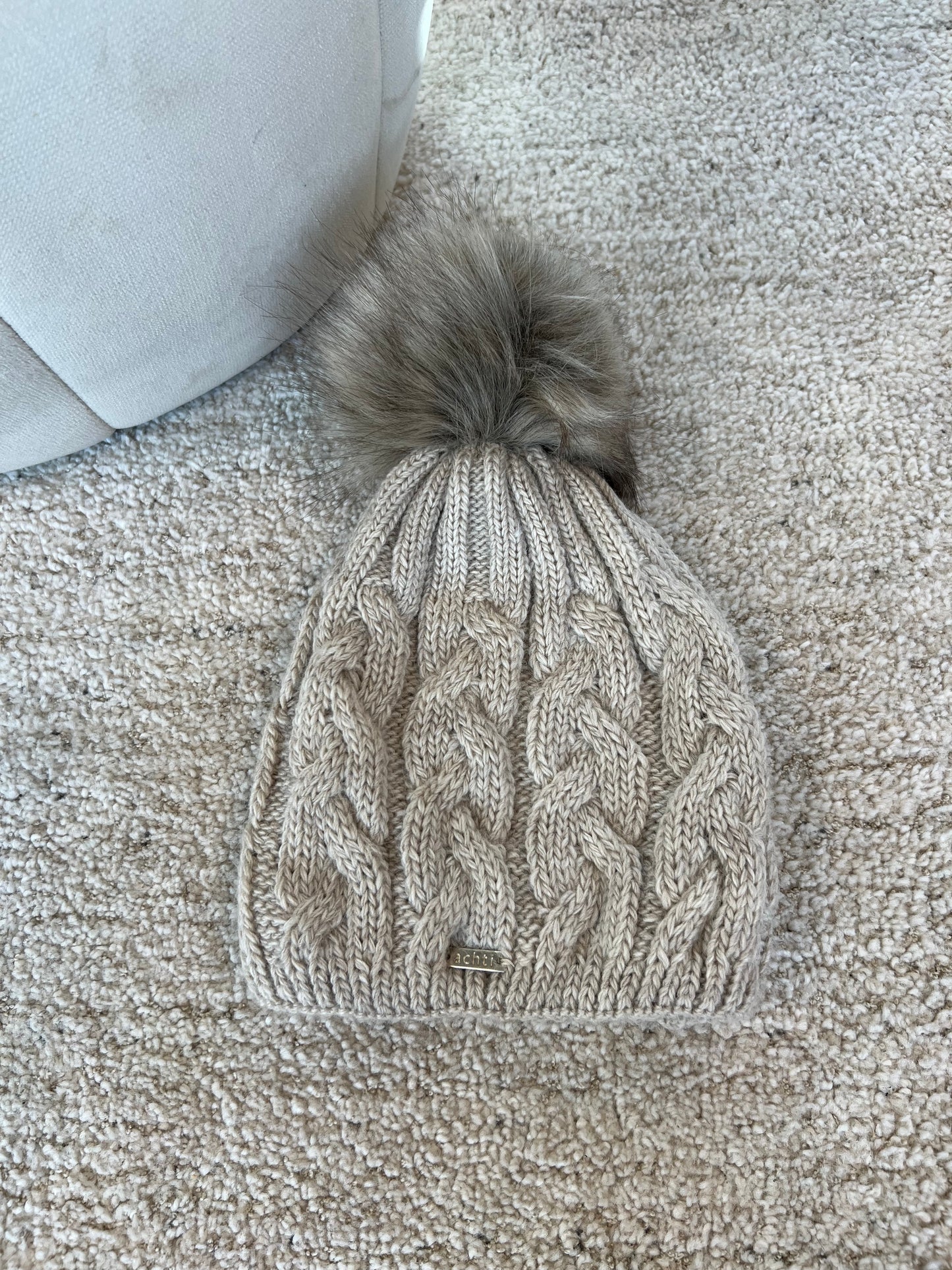 Achti beige pompom hat (2327) fra webshoppen Aaberg Copenhagen