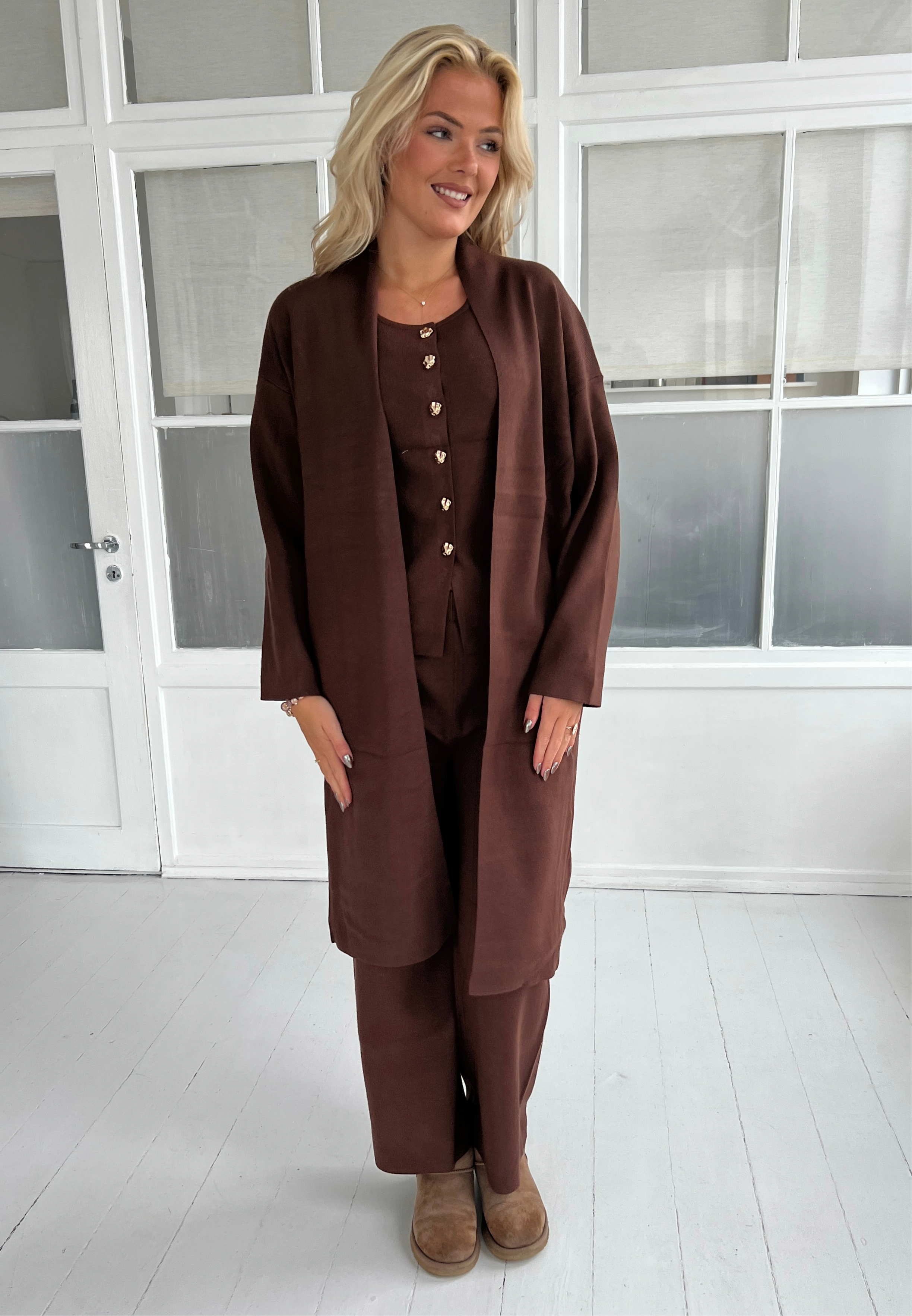 Model i Flam Choko knit set fra webshoppen Aaberg Copenhagen