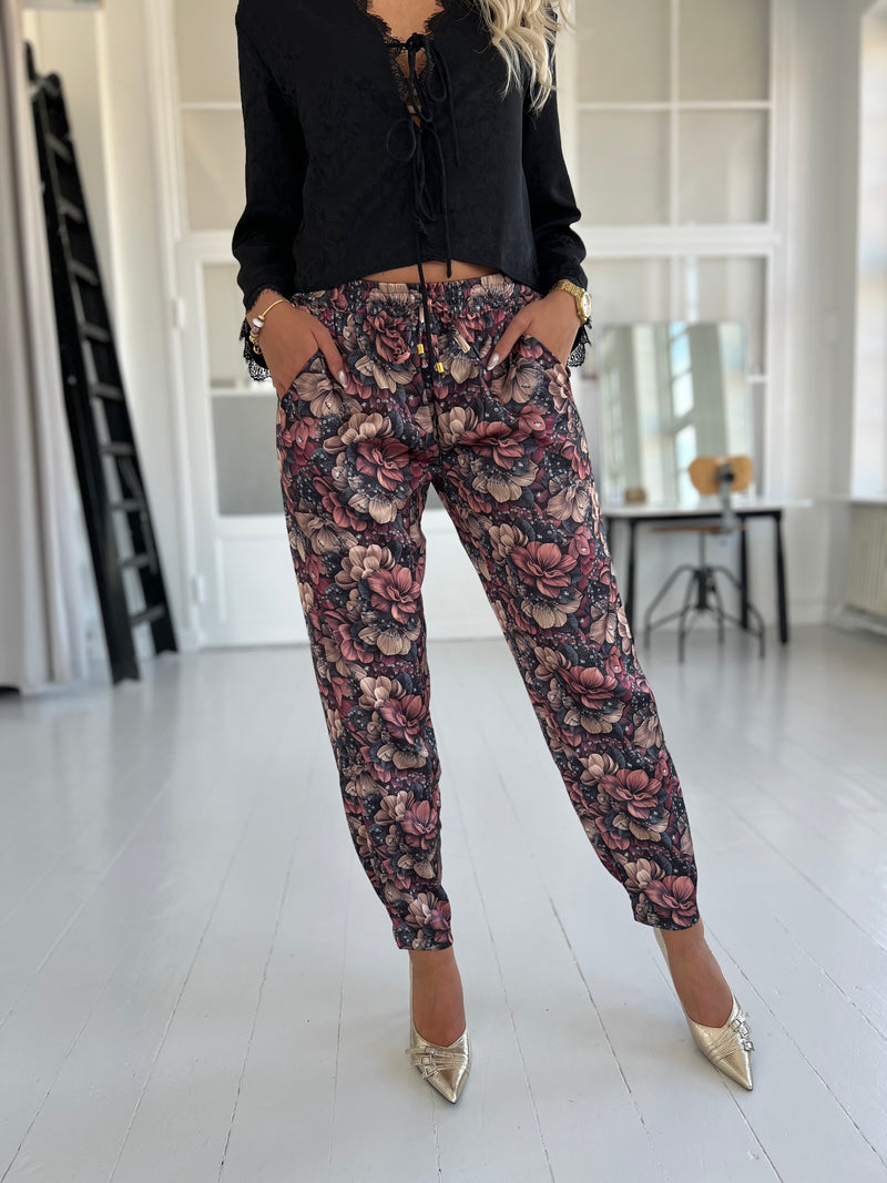 Gaspar Fiji flower pants (7914) fra webshoppen Aaberg Copenhagen