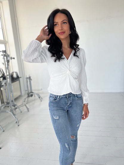 Model i Lea hvid bluse med knudedetalje fra webshoppen Aaberg Copenhagen