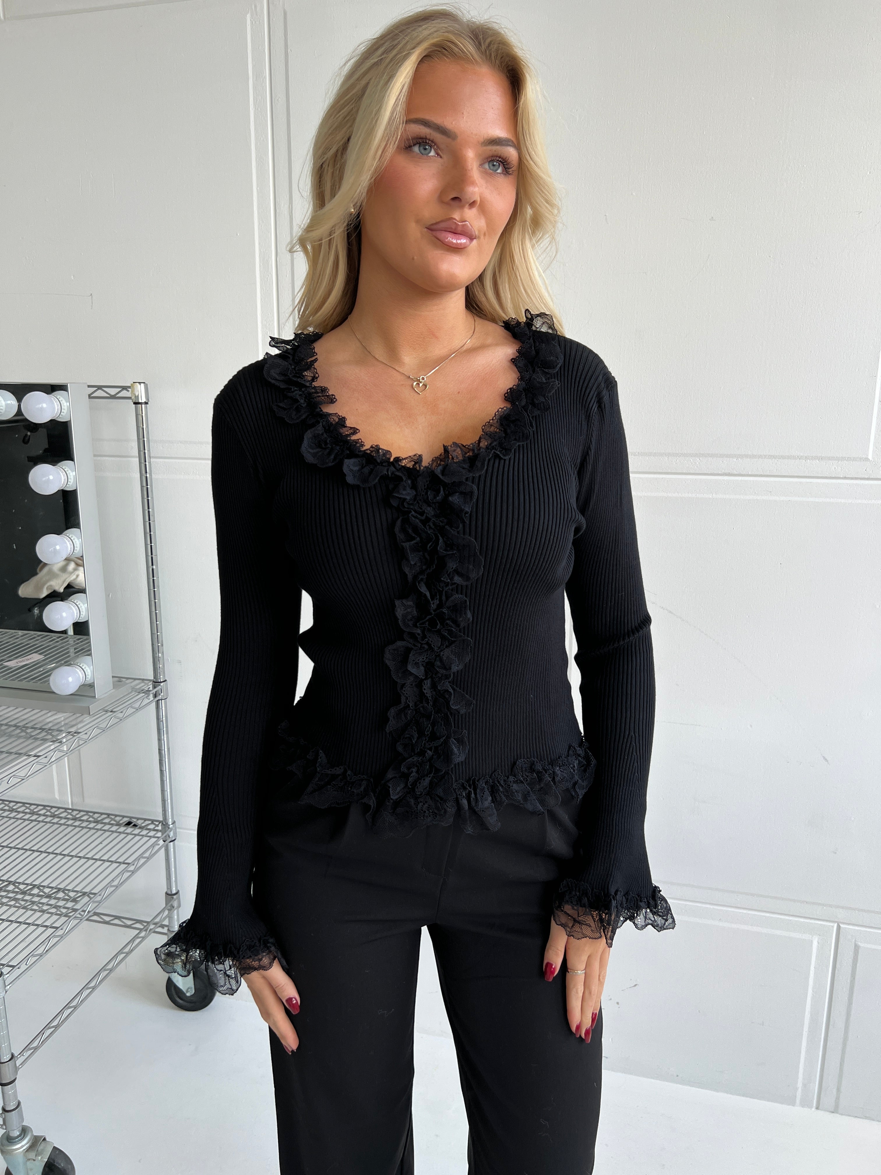 Flam romantic lace black blouse