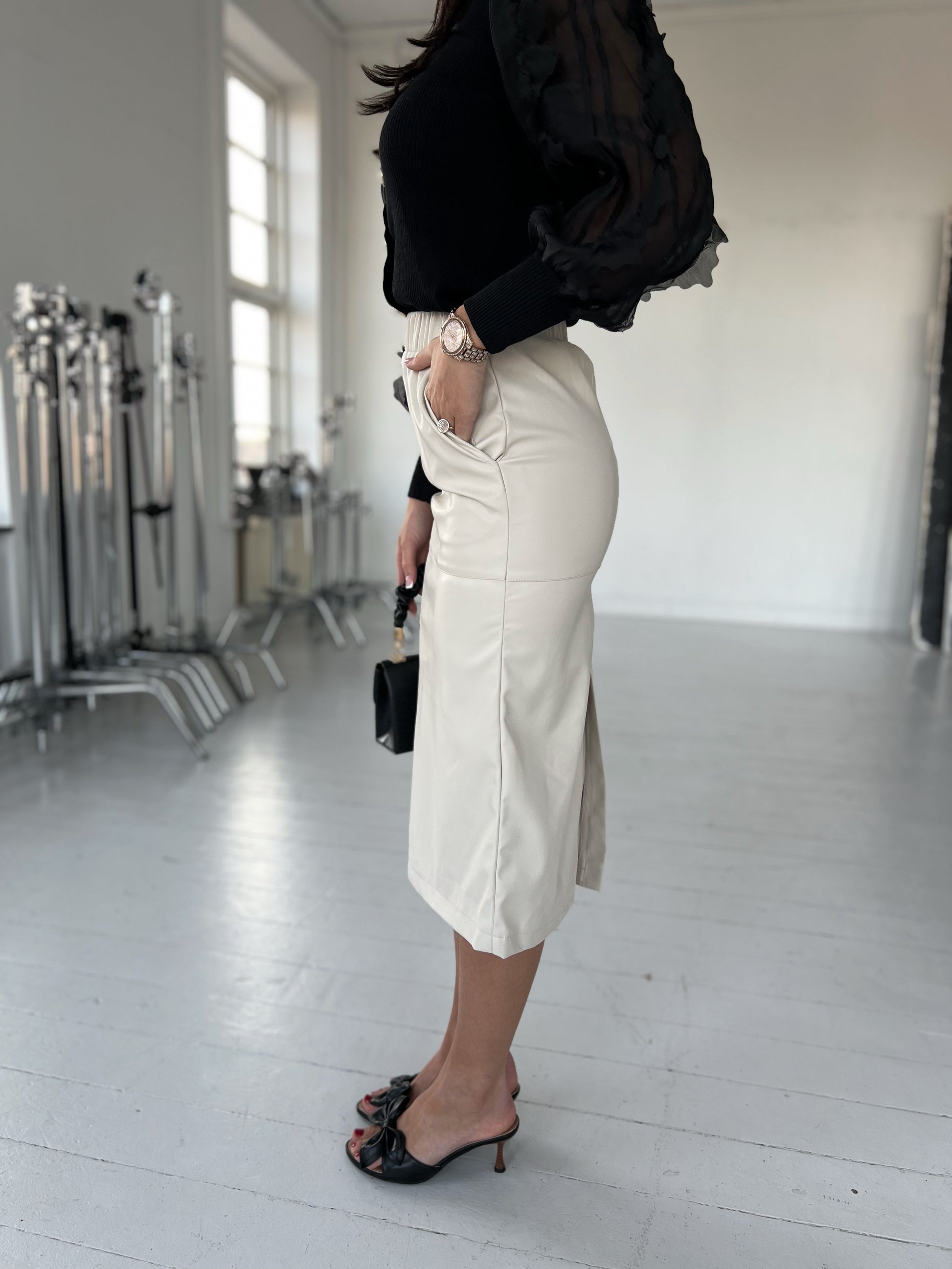 Model i Rosy beige imiteret skind nederdel (1092) fra webshoppen Aaberg Copenhagen