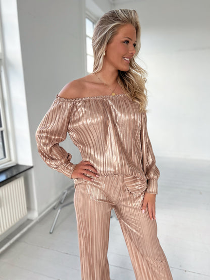 Model i July bronzefarvet bluse med deltaljer fra webshoppen Aaberg Copenhagen