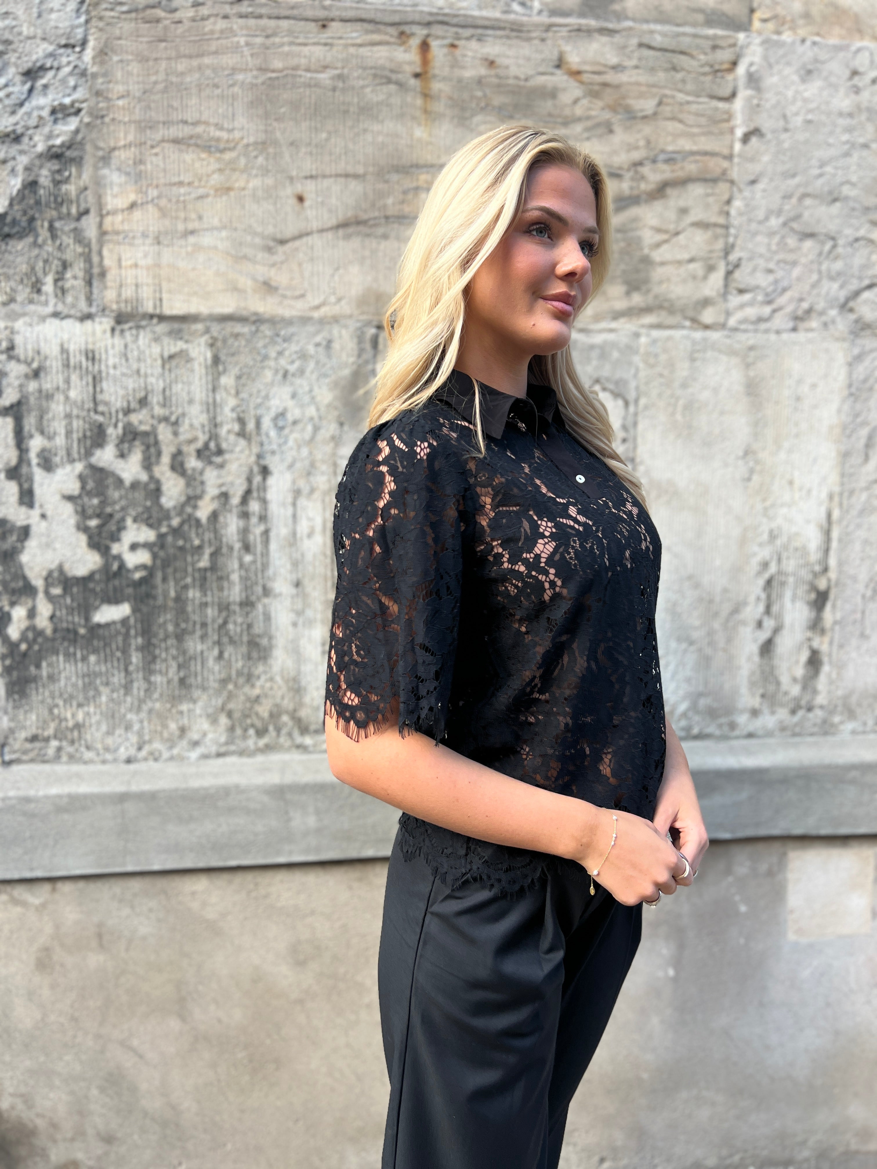 Continue blonde bluse i sort - Åberg Copenhagen