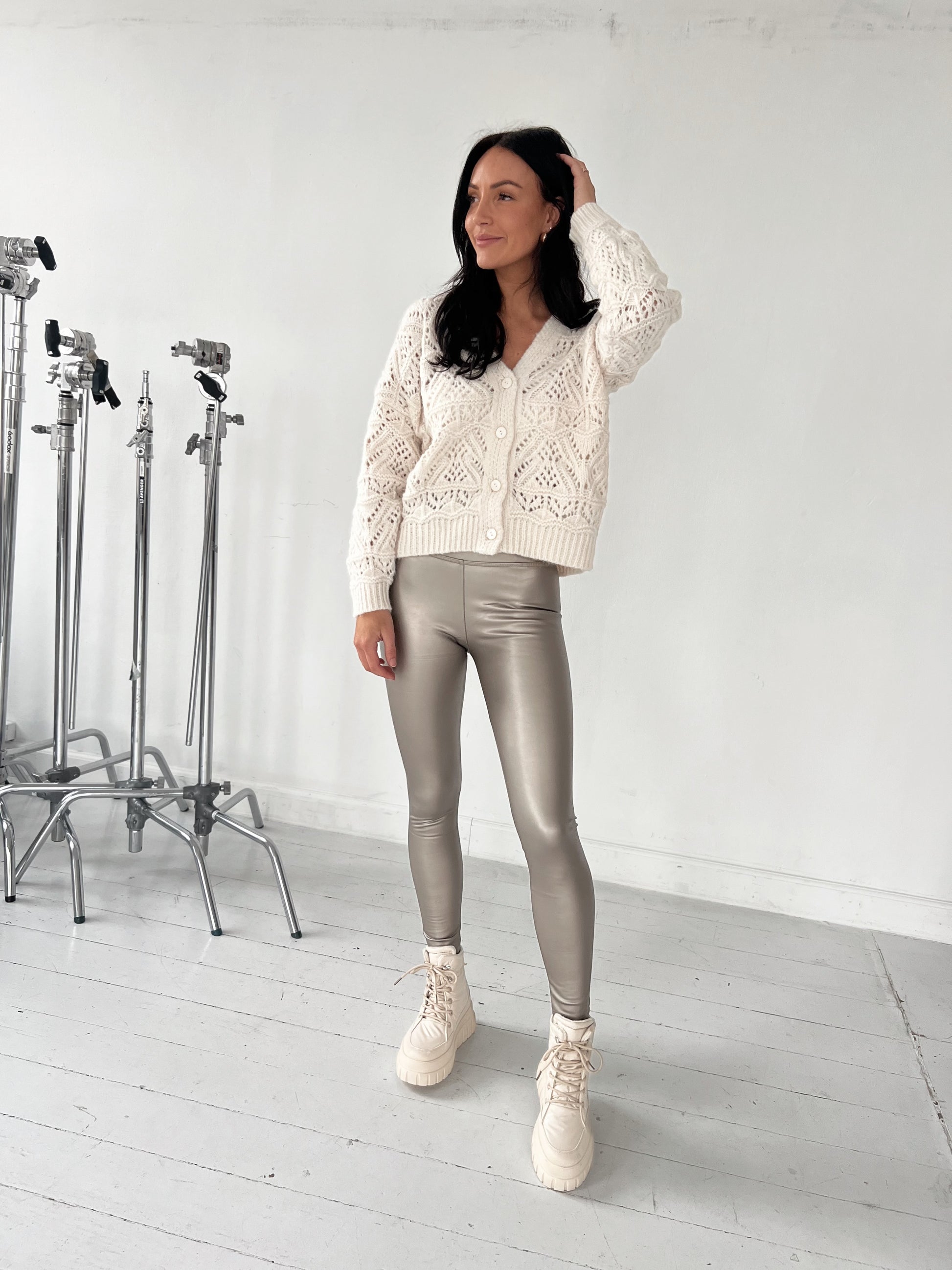 Model i Boom shiny taupe leggings (8301) fra webshoppen Aaberg Copenhagen