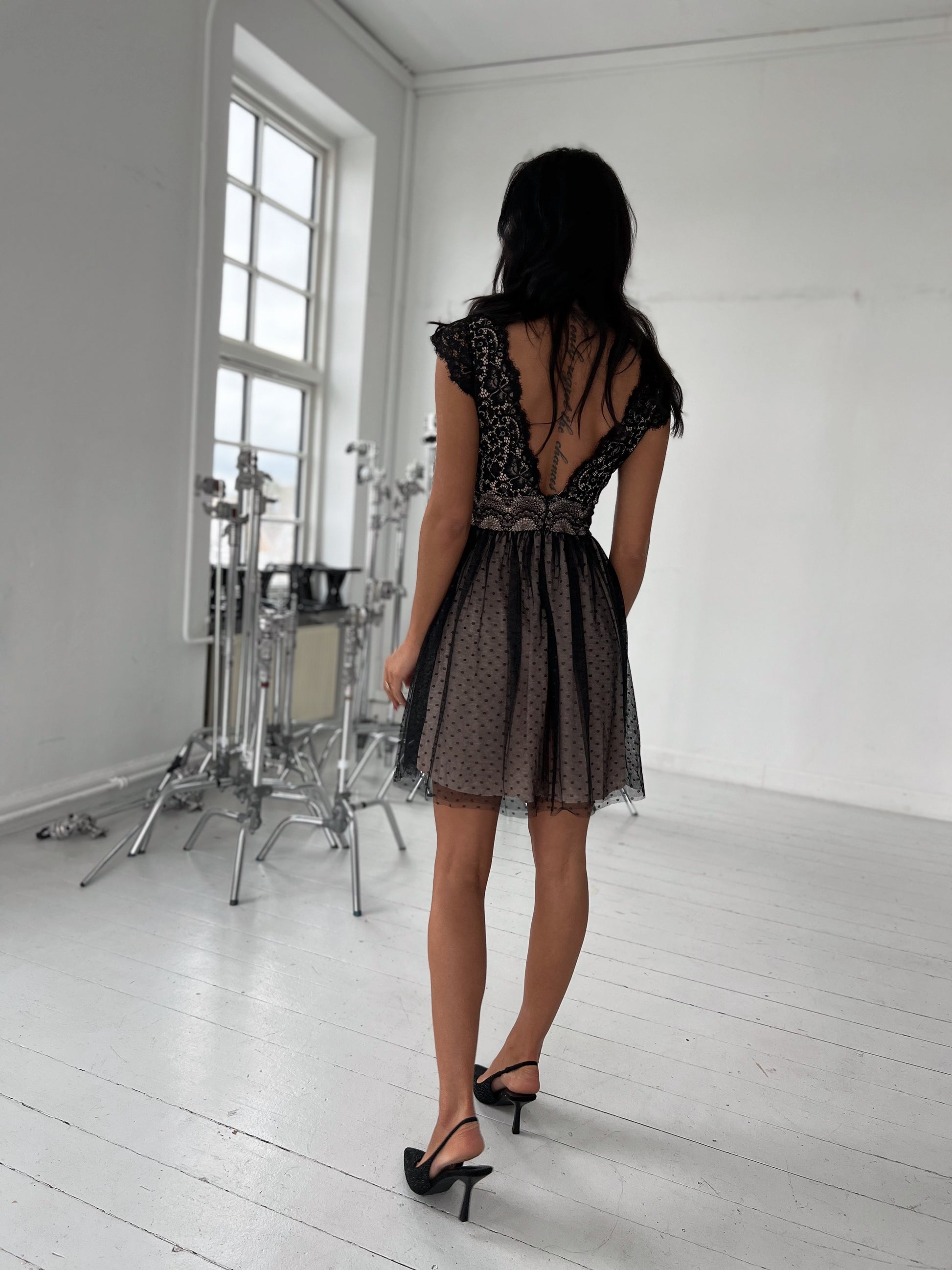 Model i Soky sort blonde kjole (0335) fra webshoppen Aaberg Copenhagen