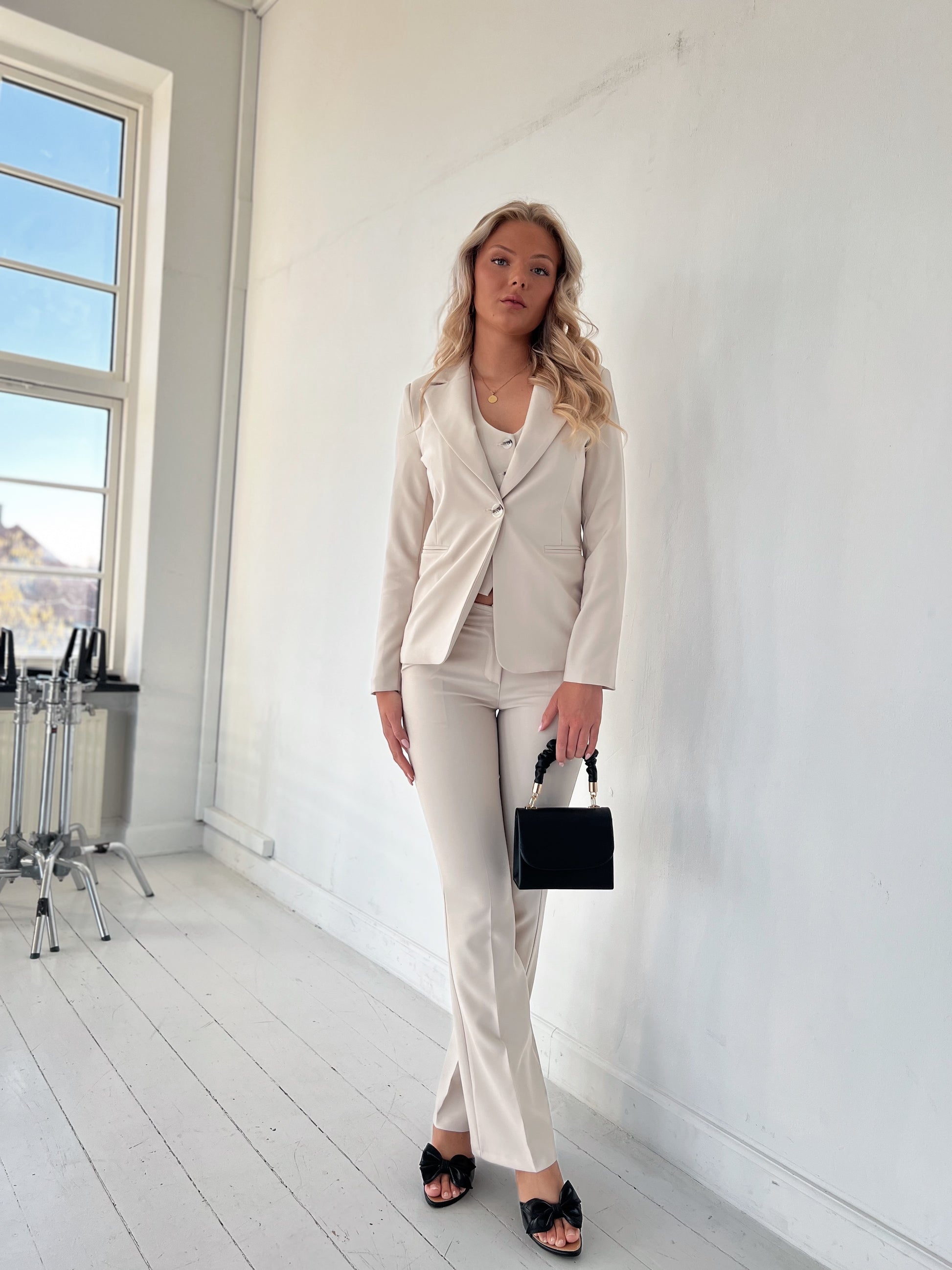 Model i Julia beige blazer fra webshoppen Aaberg Copenhagen