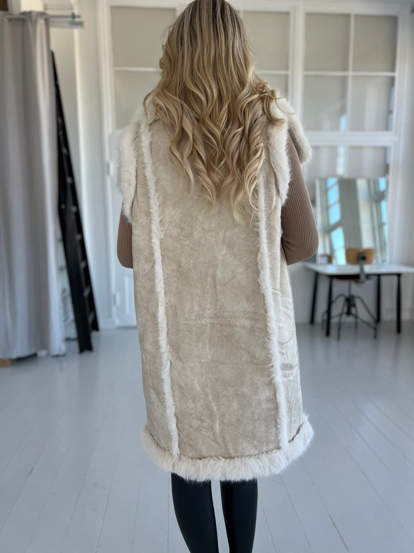 Flam beige faux fur vest fra webshoppen Aaberg Copenhagen