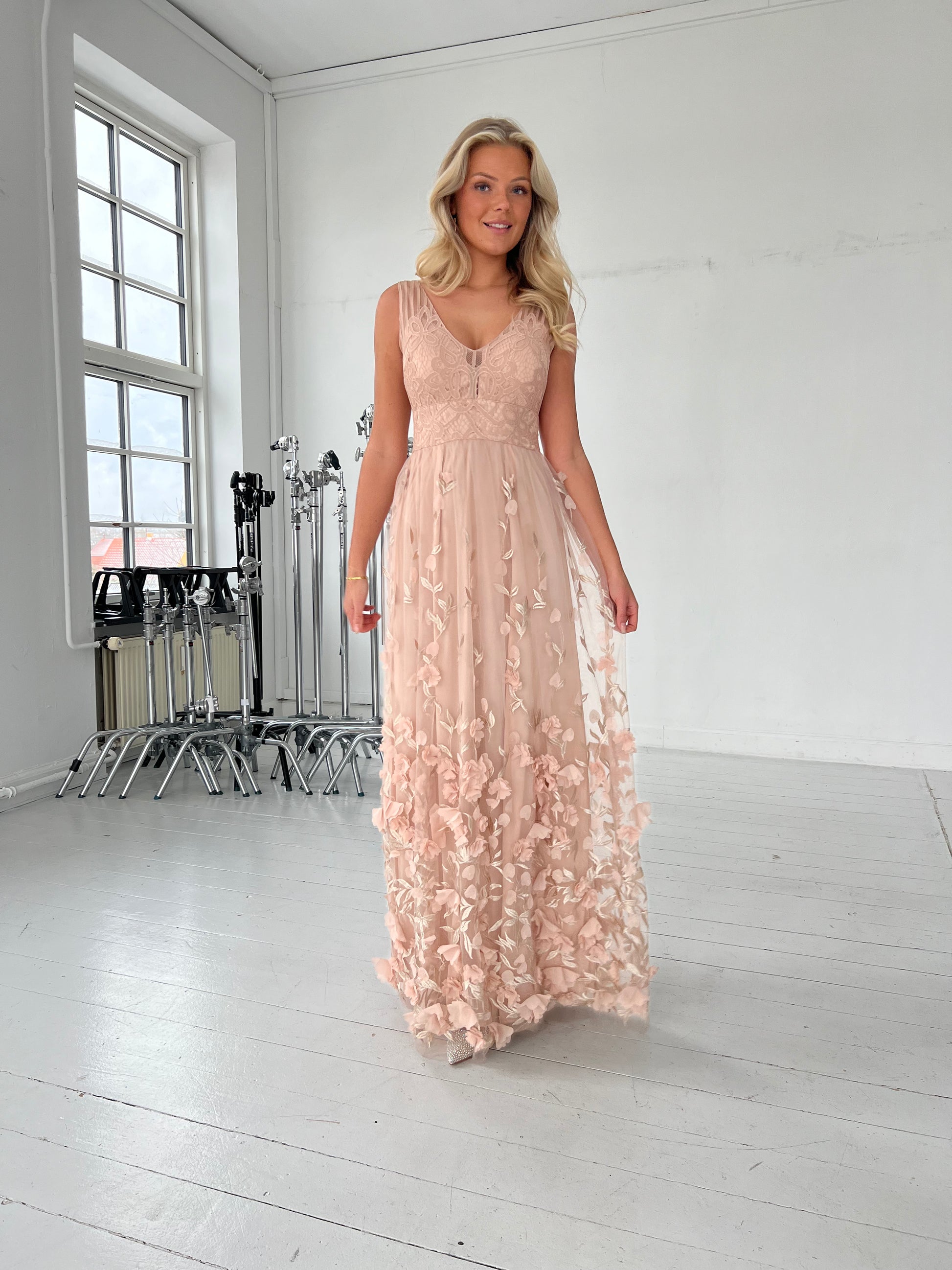 Model i Soky rosa lang kjole (9838) fra webshoppen Aaberg Copenhagen
