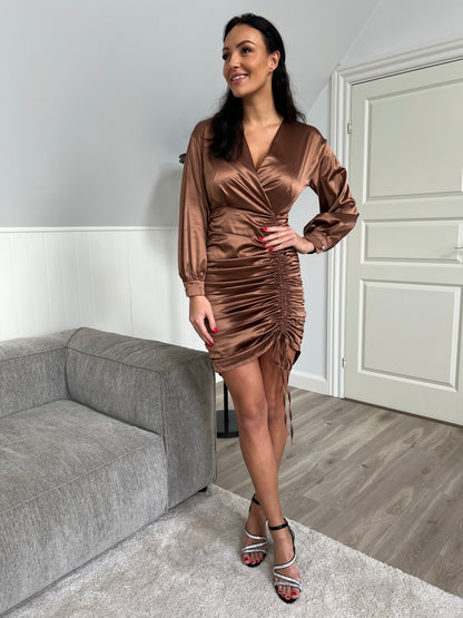 Model i Copperose brun satin kjole fra webshoppen Aaberg Copenhagen