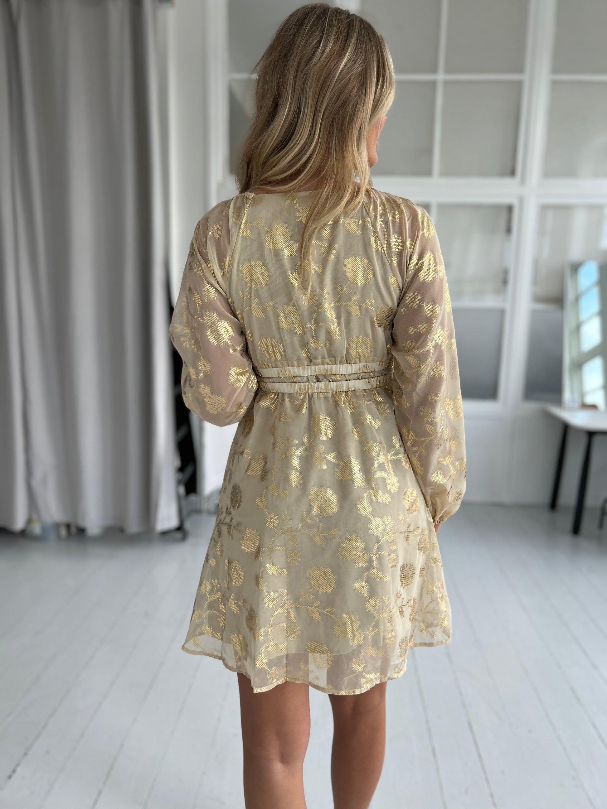 Model i Lovie & Co beige kjole (4257) fra webshoppen Aaberg Copenhagen