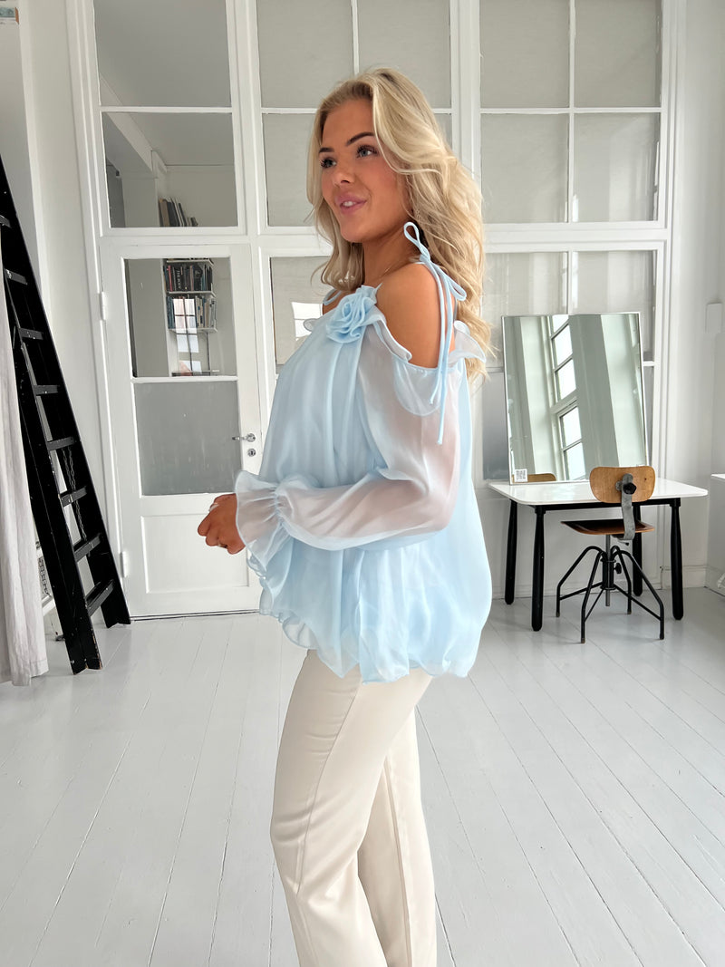 Elli White turquis blouse fra webshoppen Aaberg Copenhagen