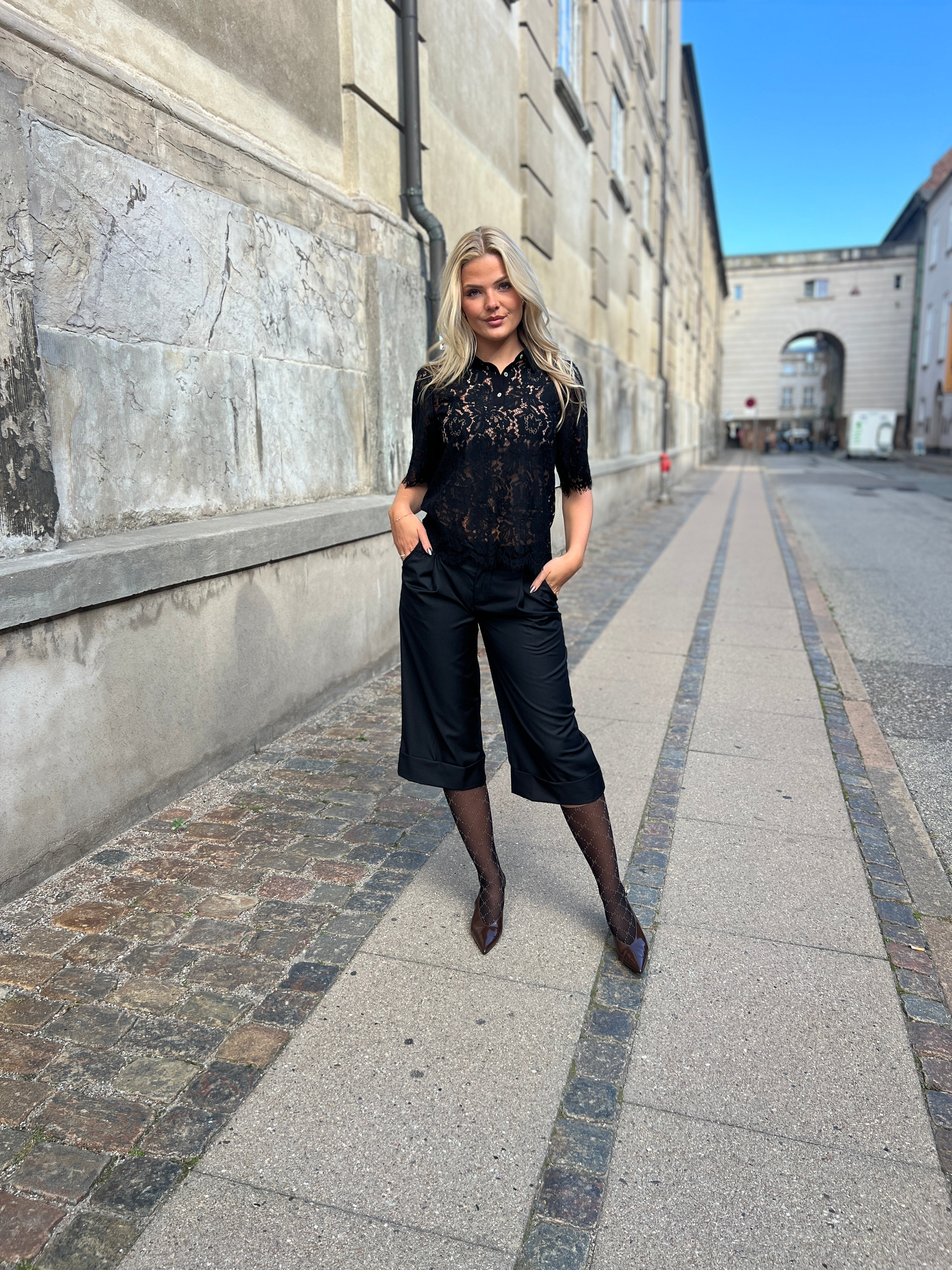 Continue blonde bluse i sort - Åberg Copenhagen