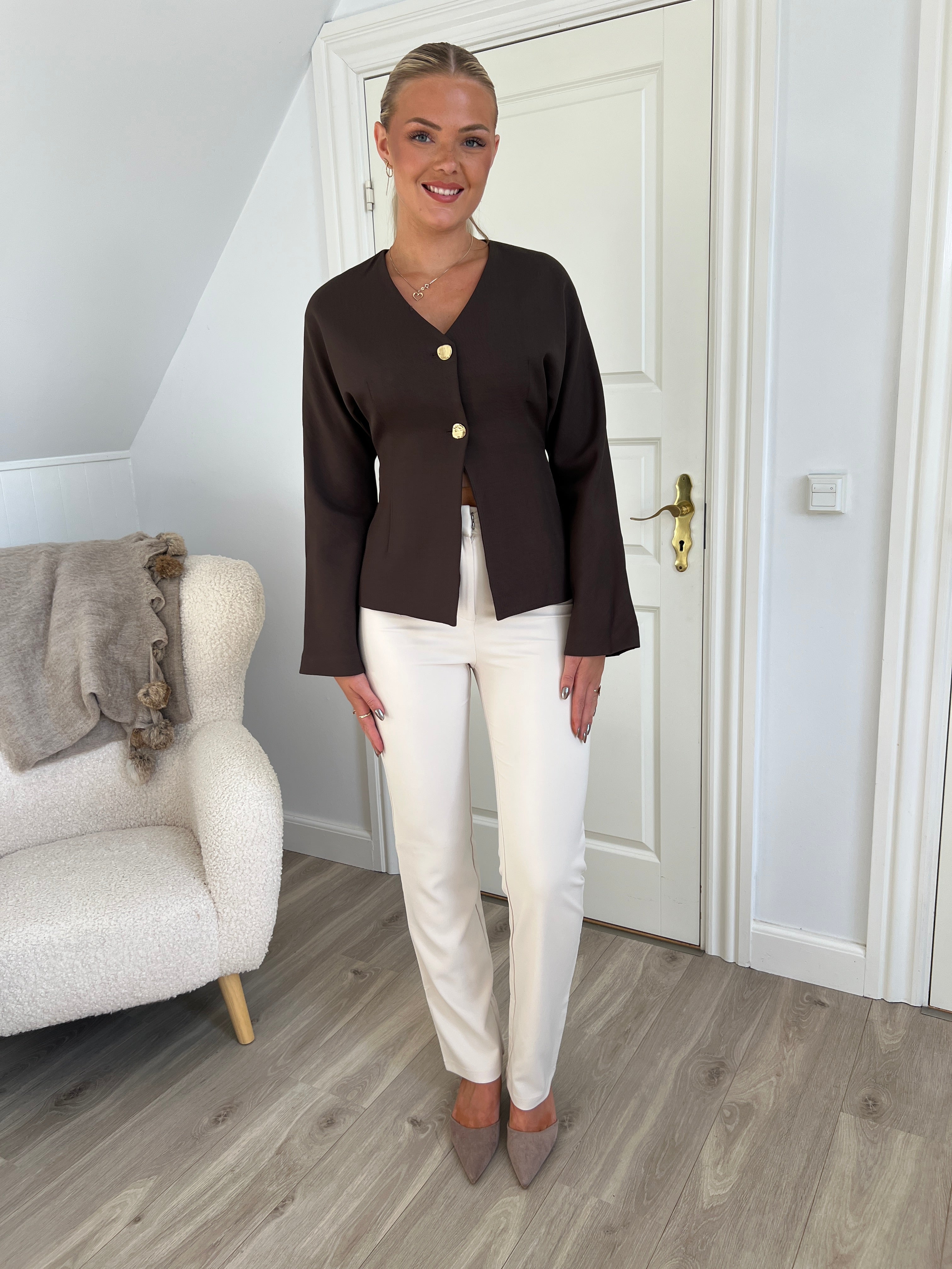 Smuk brun blazer med guldknapper - Åberg Copenhagen
