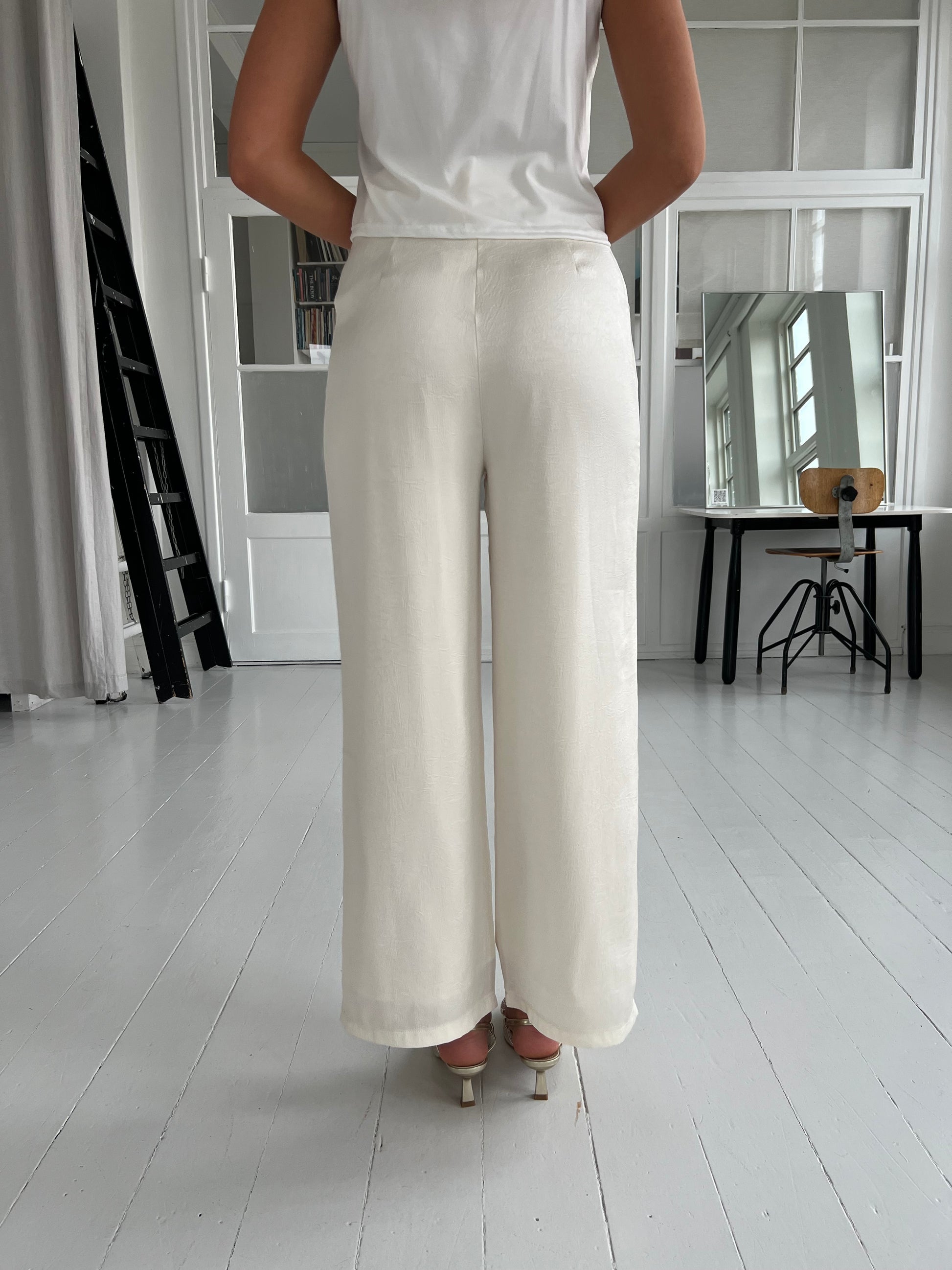 Elli White creme satin pants (9097) fra webshoppen Aaberg Copenhagen