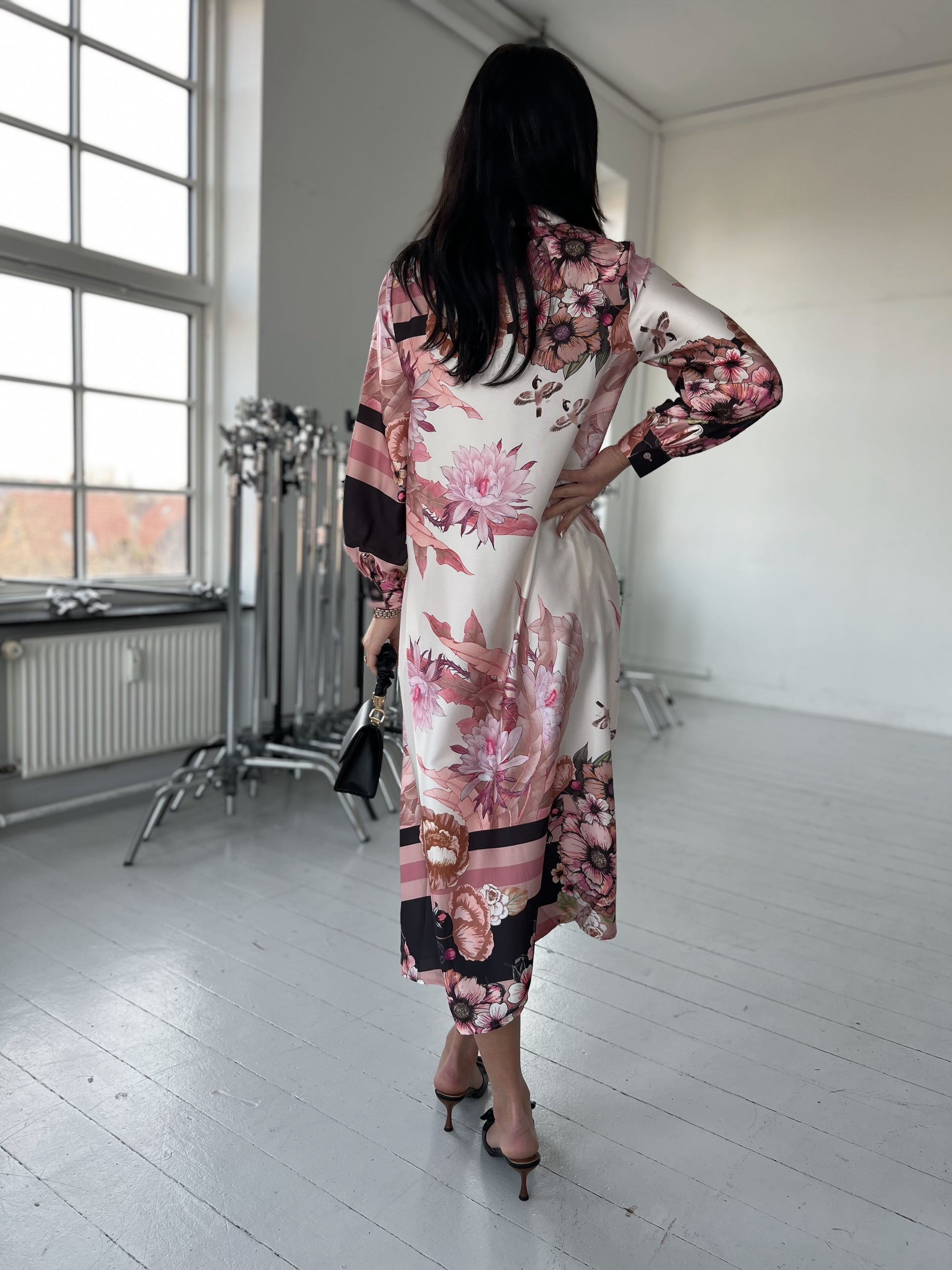 Model i Garconne blomstret satin kjole (2105) fra webshoppen Aaberg Copenhagen