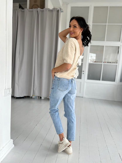 Model i Marivy Mom jeans (144) fra webshoppen Aaberg Copenhagen