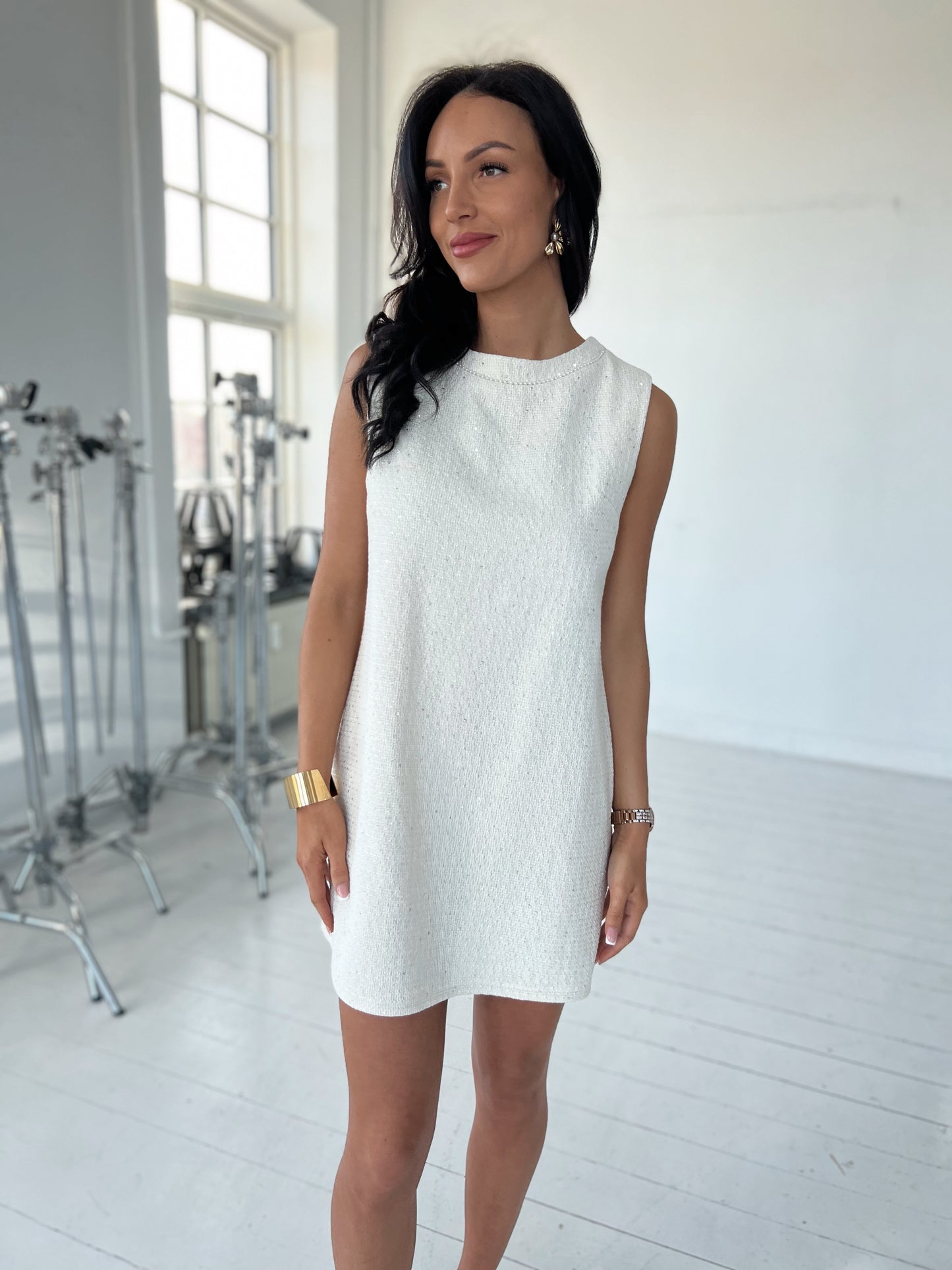 Model i July beige boucle kjole med detaljer fra webshoppen Aaberg Copenhagen