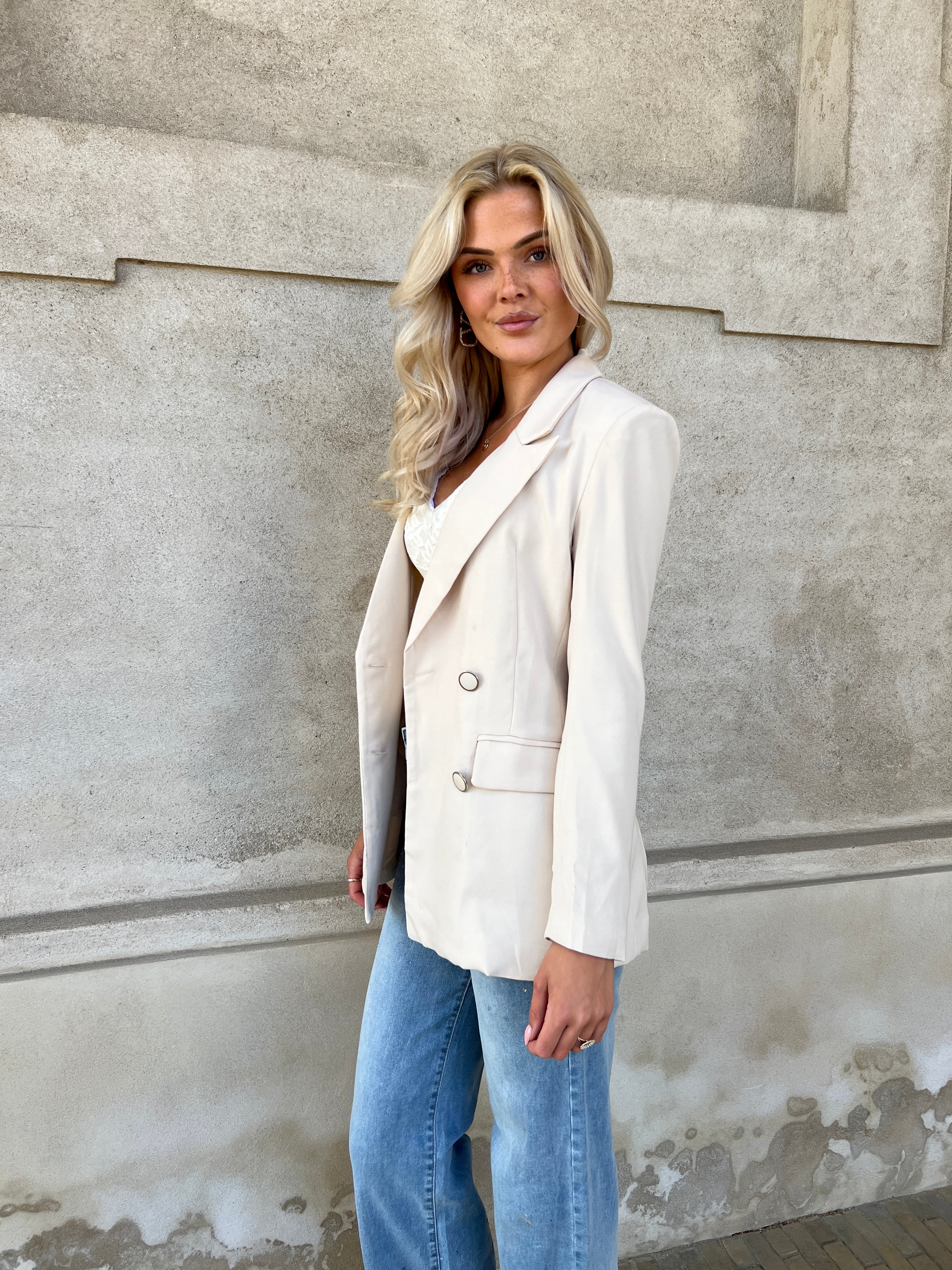 Its May beige blazer