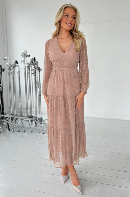 Model i Emma Ella rosa shimmer kjole (6120) fra webshoppen Aaberg Copenhagen