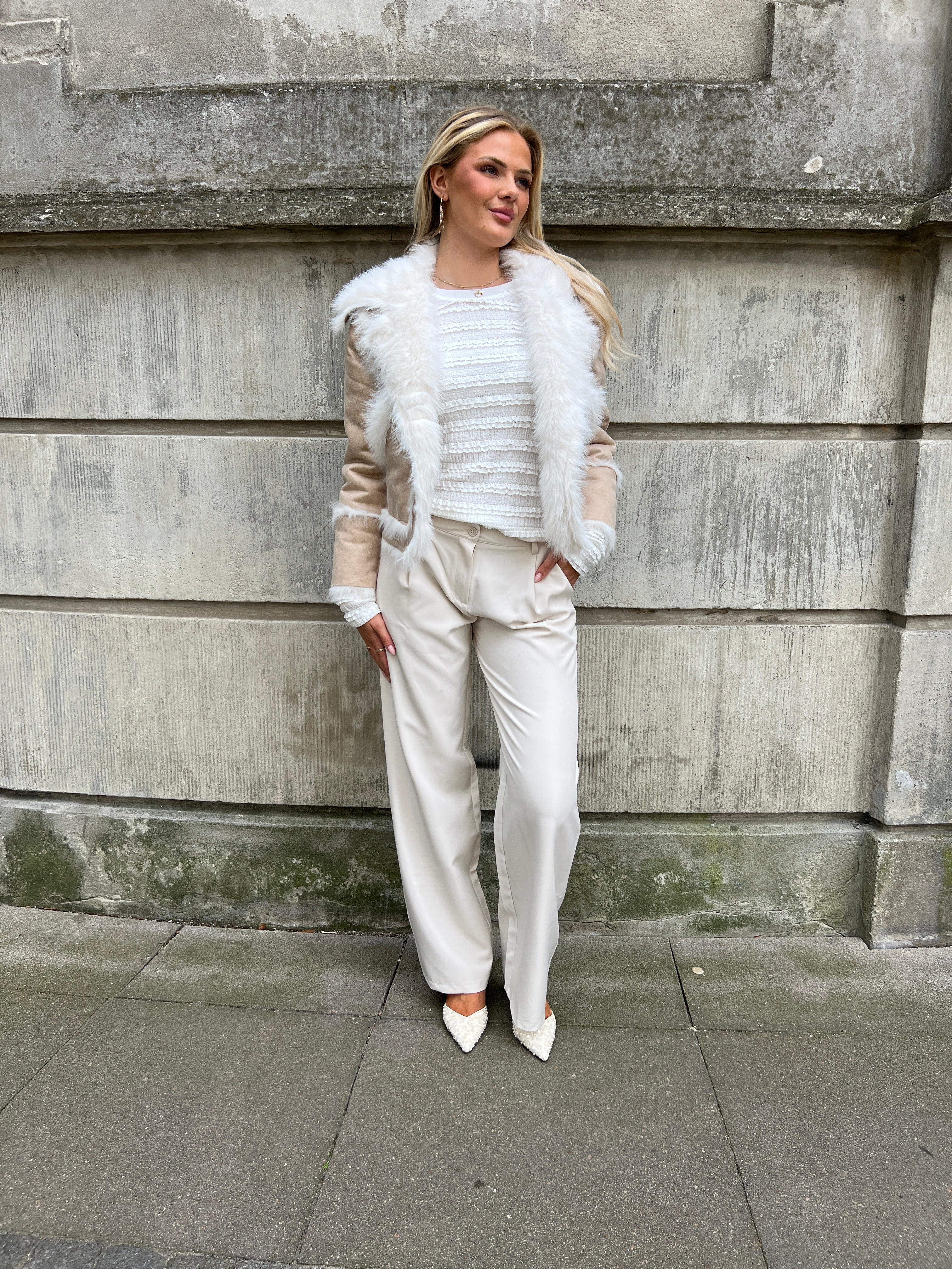 Model i Azaka beige fake fur jacket fra webshoppen Aaberg Copenhagen