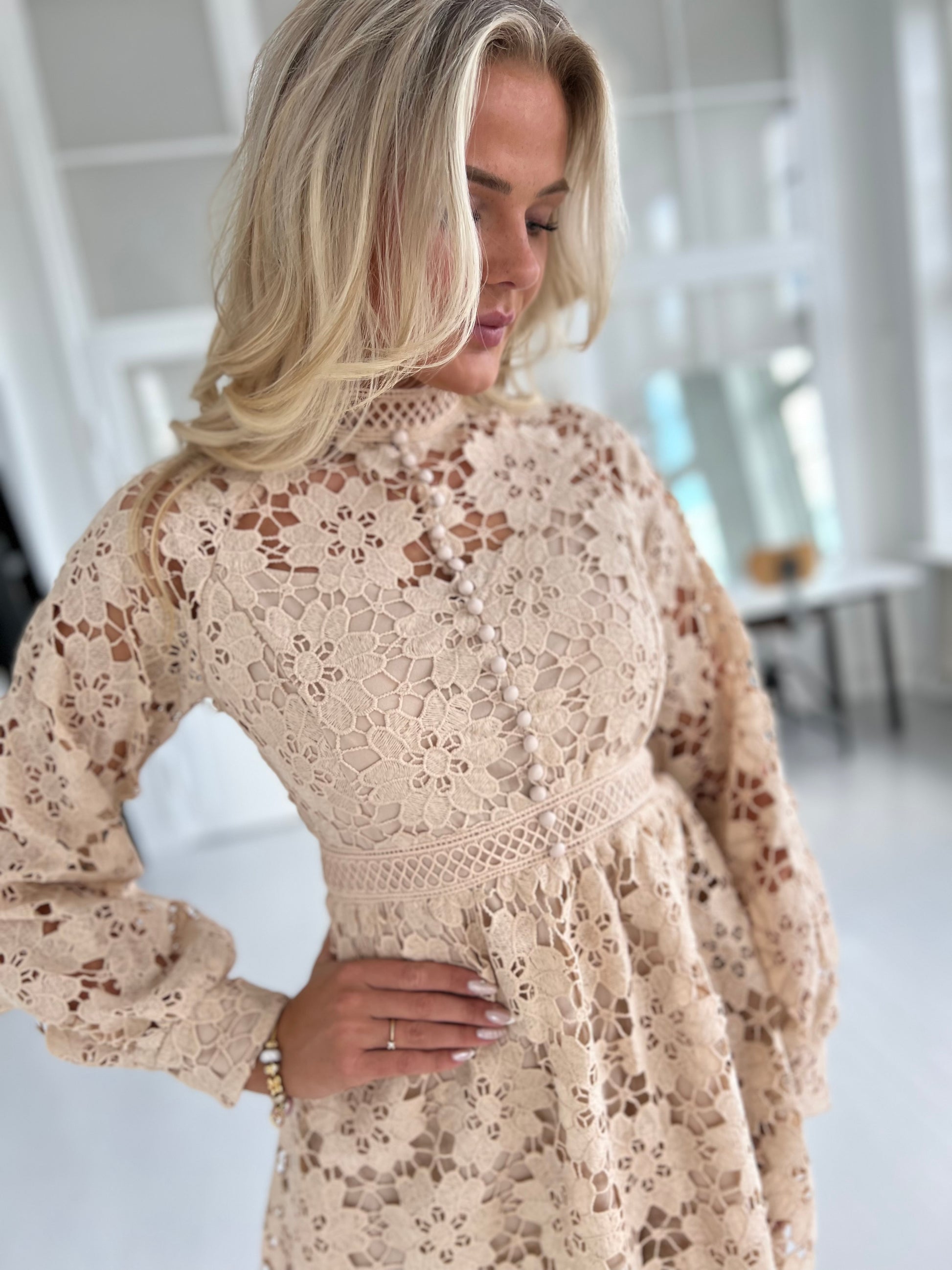 Flam beige short lace dress (8553) fra webshoppen Aaberg Copenhagen