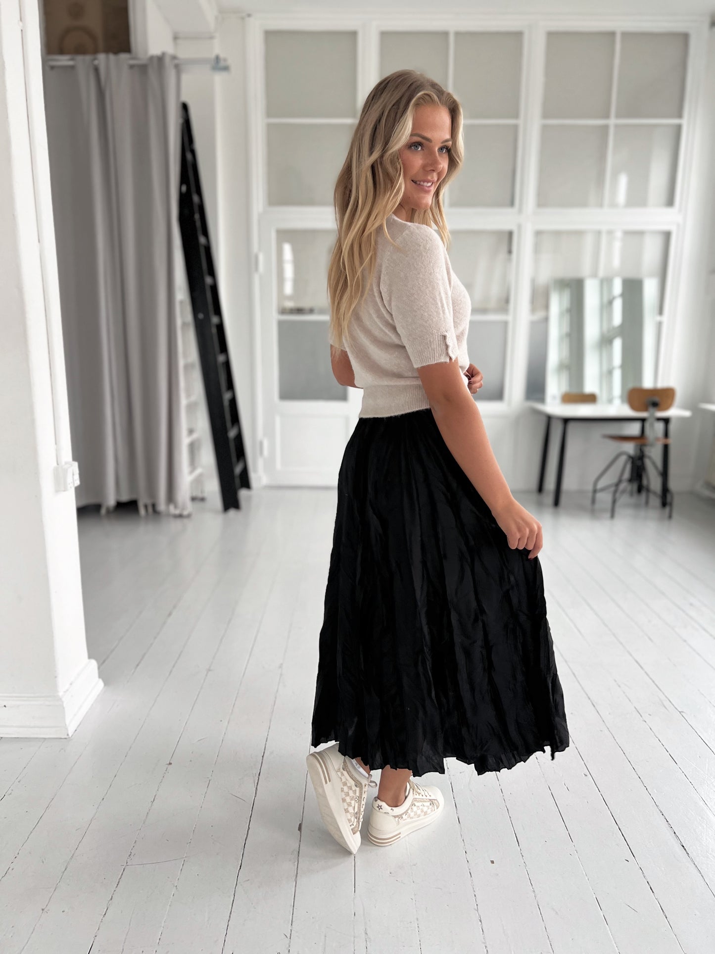 Rose W black skirt