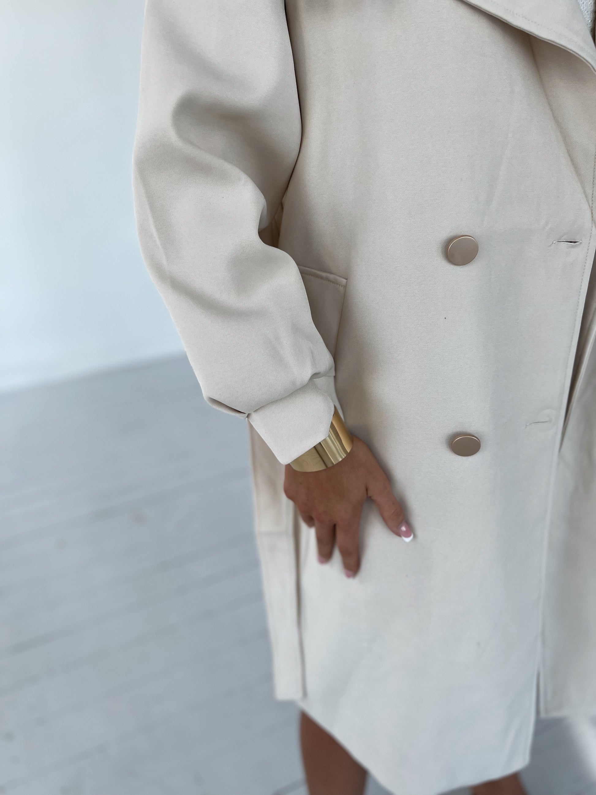 Model i Lamiar beige frakke bindebånd fra webshoppen Aaberg Copenhagen