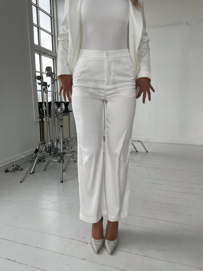Model i Choklate hvide satin bukser (2305) fra webshoppen Aaberg Copenhagen