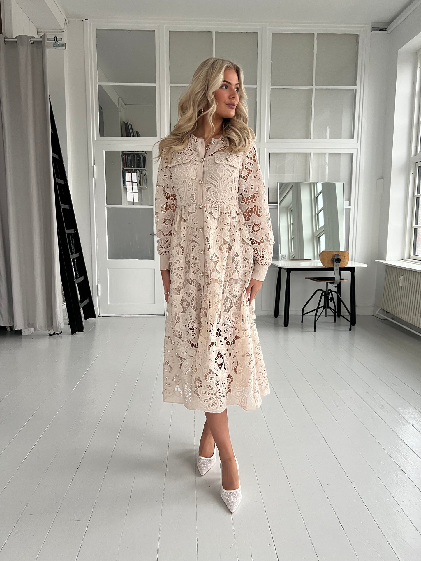 Flam beige lace dress (8579) fra webshoppen Aaberg Copenhagen