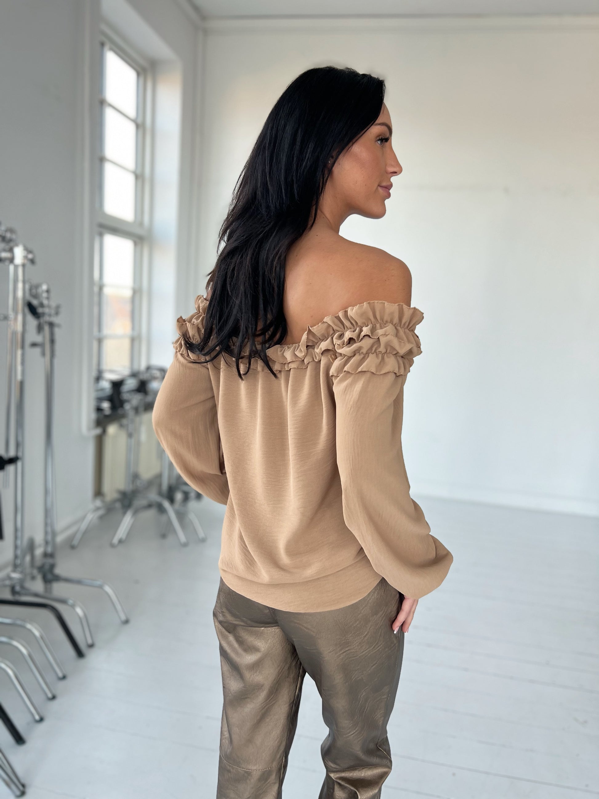 Model i Flora camel offshoulder bluse fra webshoppen Aaberg Copenhagen