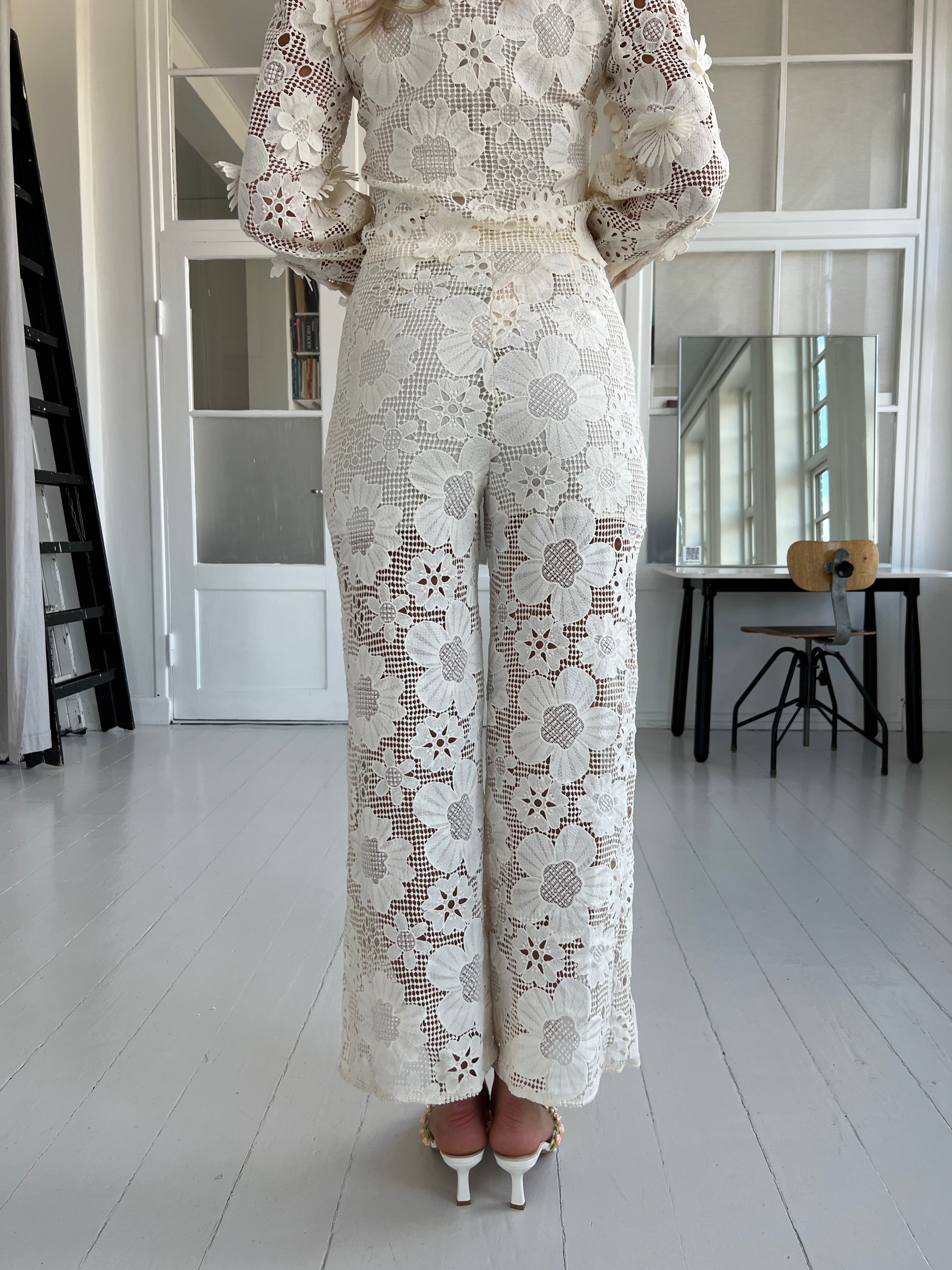 Elli white beige lace pants fra webshoppen Aaberg Copenhagen