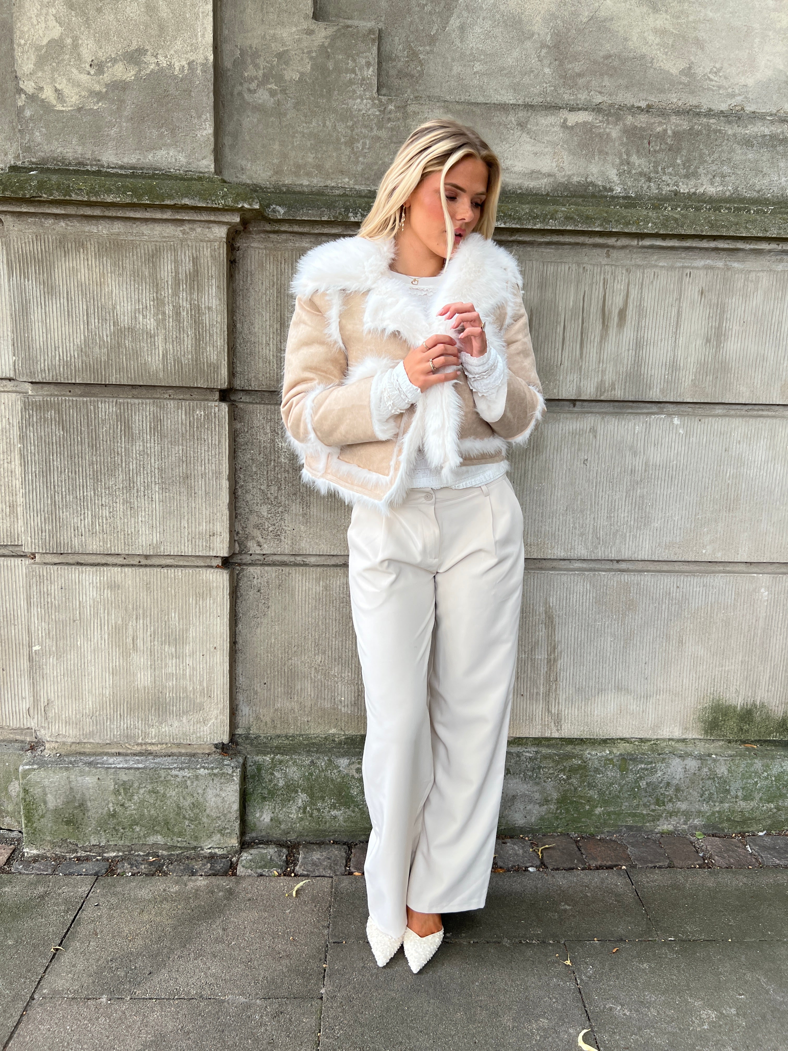 Model i Azaka beige fake fur jacket fra webshoppen Aaberg Copenhagen