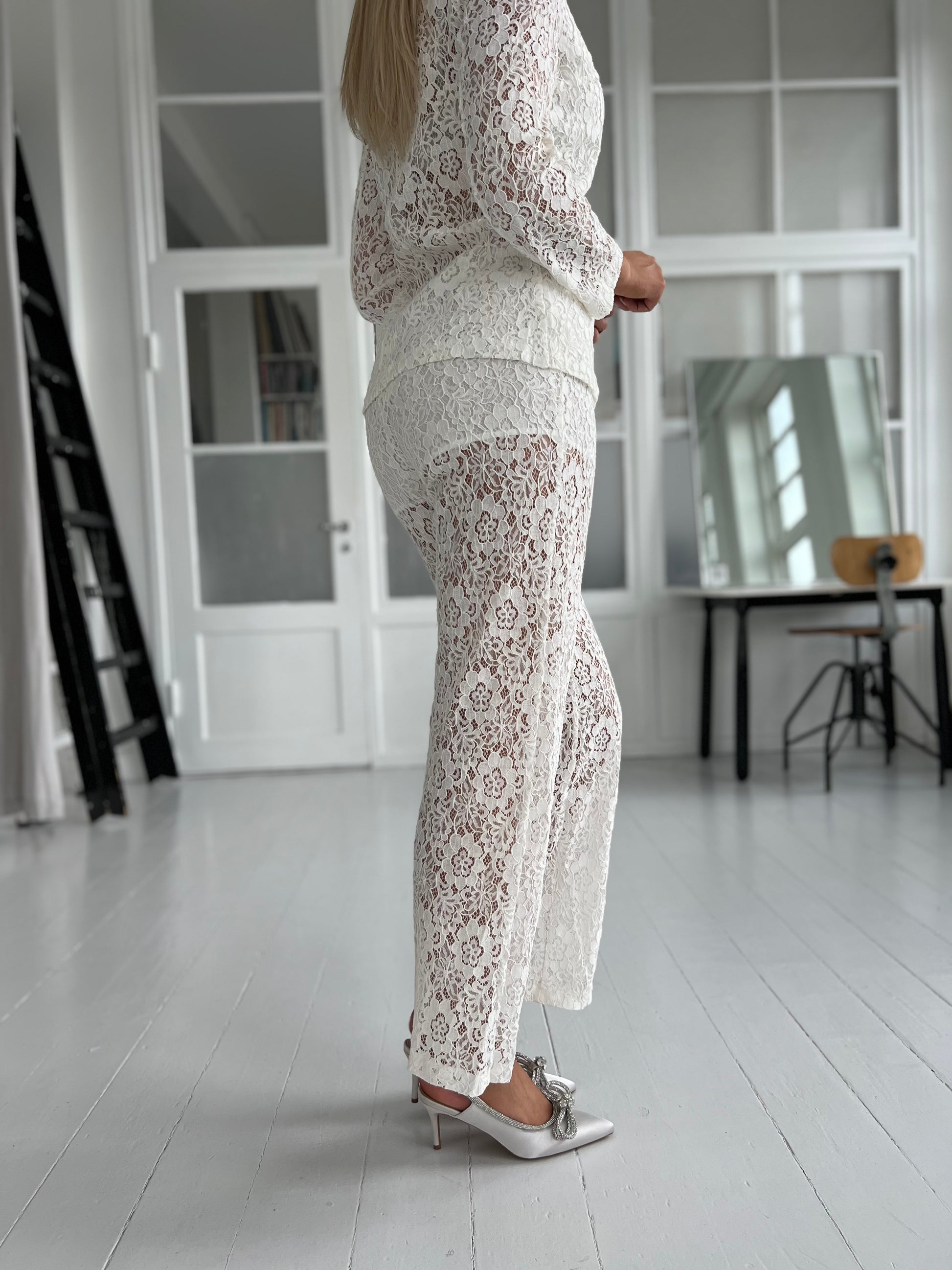 Lucce white lace pants (1663) fra webshoppen Aaberg Copenhagen