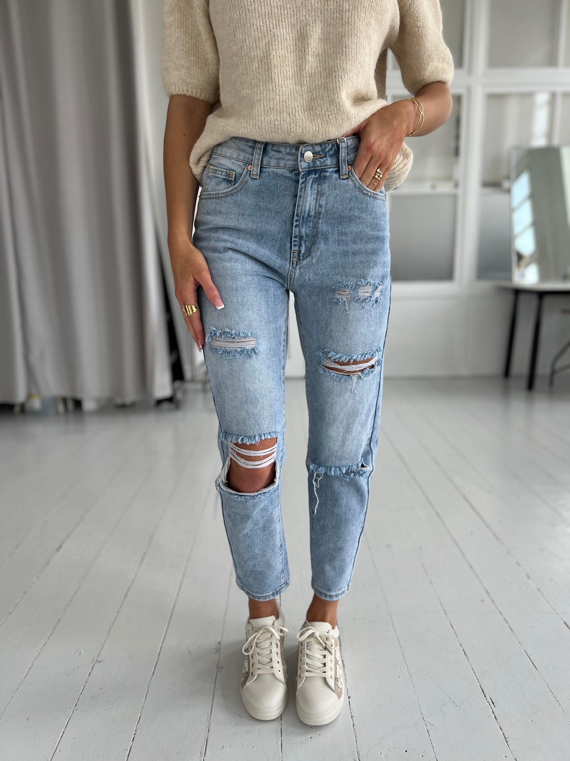 Model i Marivy Mom jeans (144) fra webshoppen Aaberg Copenhagen