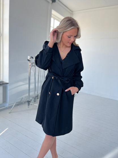 Model i Lamiar sort frakke bindebånd fra webshoppen Aaberg Copenhagen