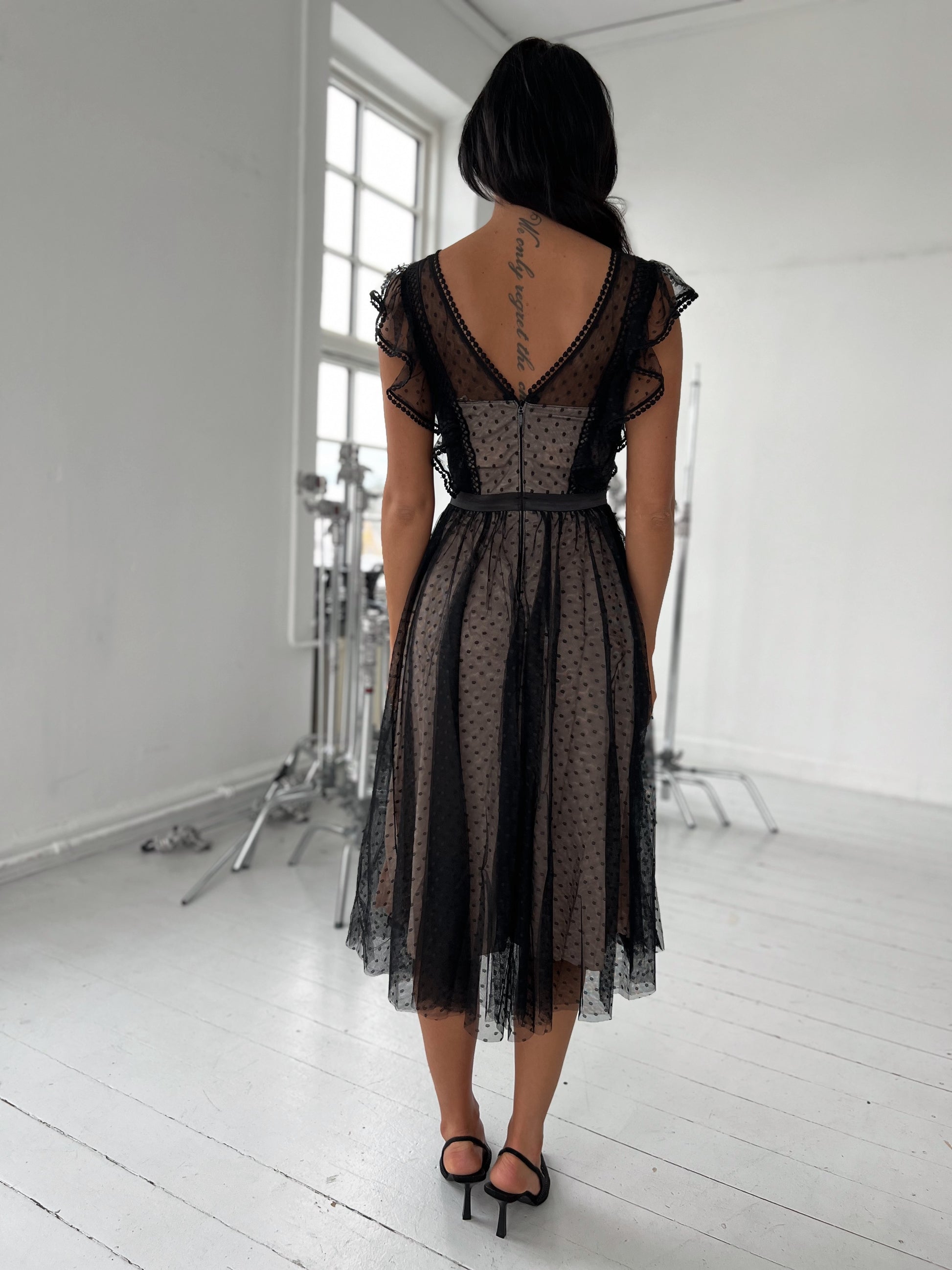 Model i Soky sort blonde kjole (1033) fra webshoppen Aaberg Copenhagen