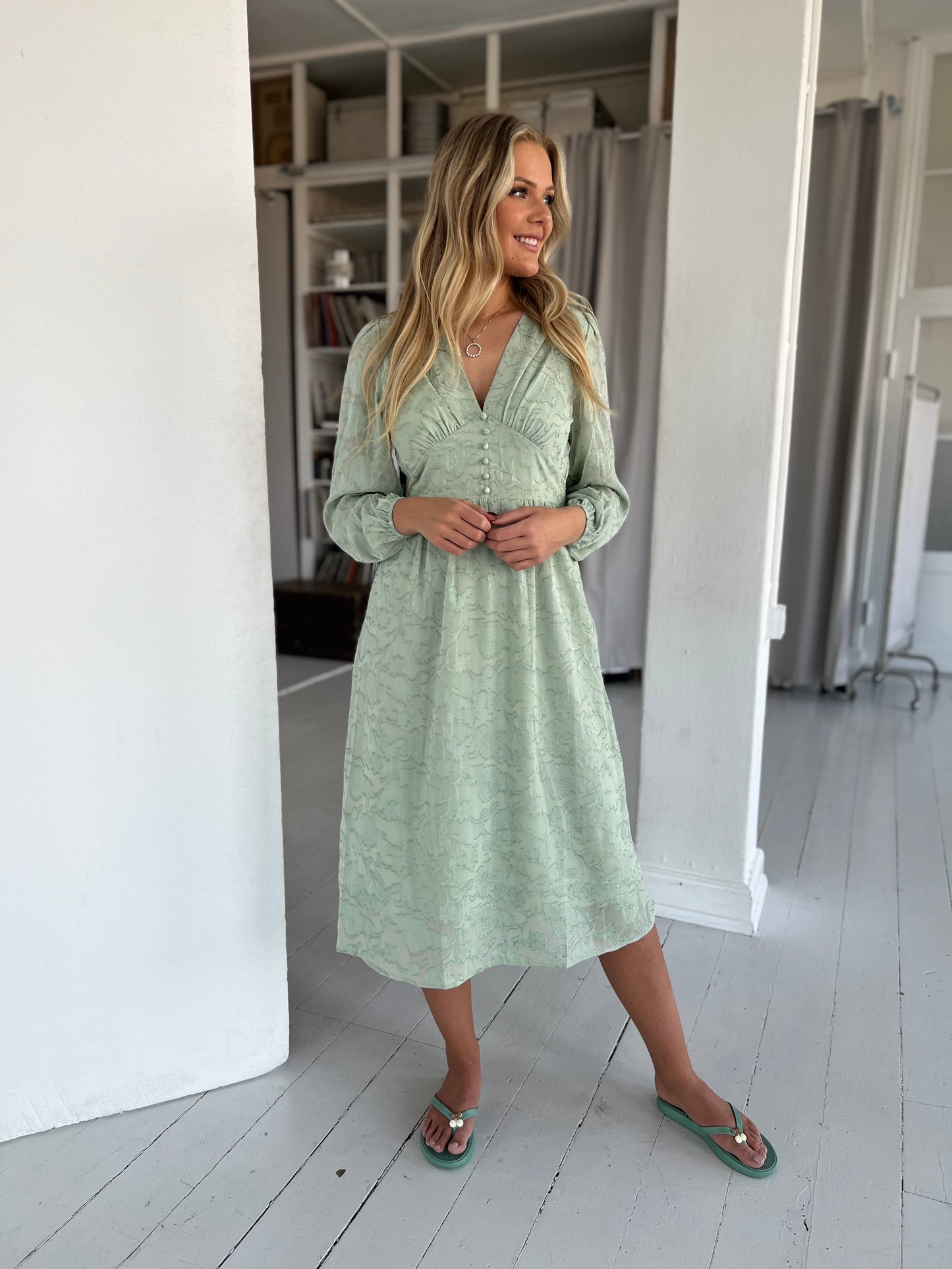 Model i Lovie & Co mintgrøn kjole (4243) fra webshoppen Aaberg Copenhagen