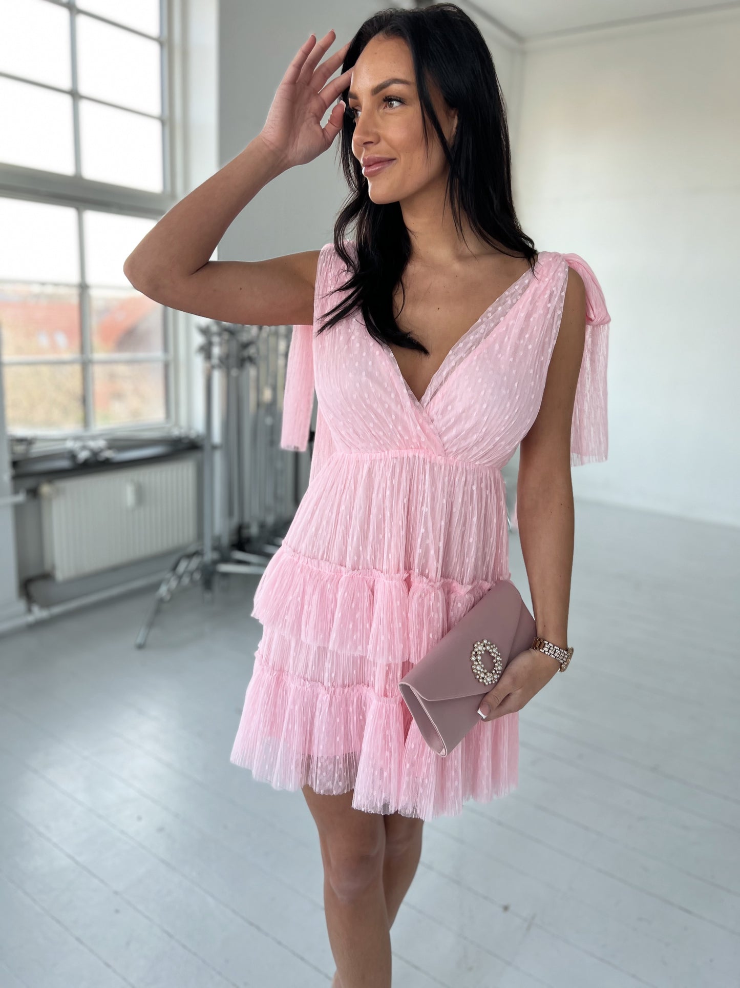 Model i Lilly bee pink tyl kjole (6311) fra webshoppen Aaberg Copenhagen