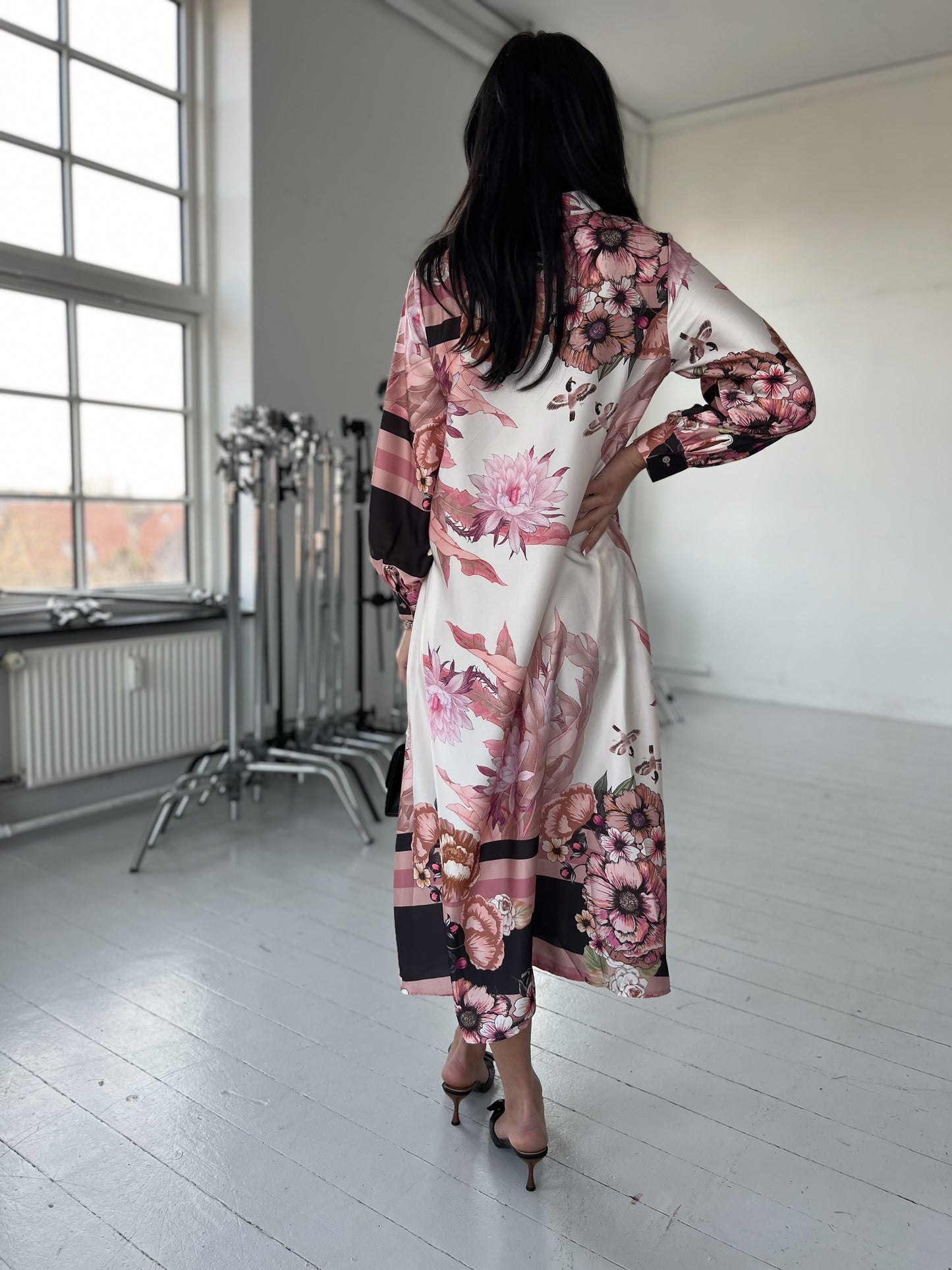 Model i Garconne blomstret satin kjole (2105) fra webshoppen Aaberg Copenhagen