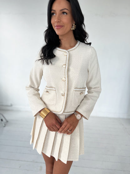 Model i July beige boucle jakke fra webshoppen Aaberg Copenhagen