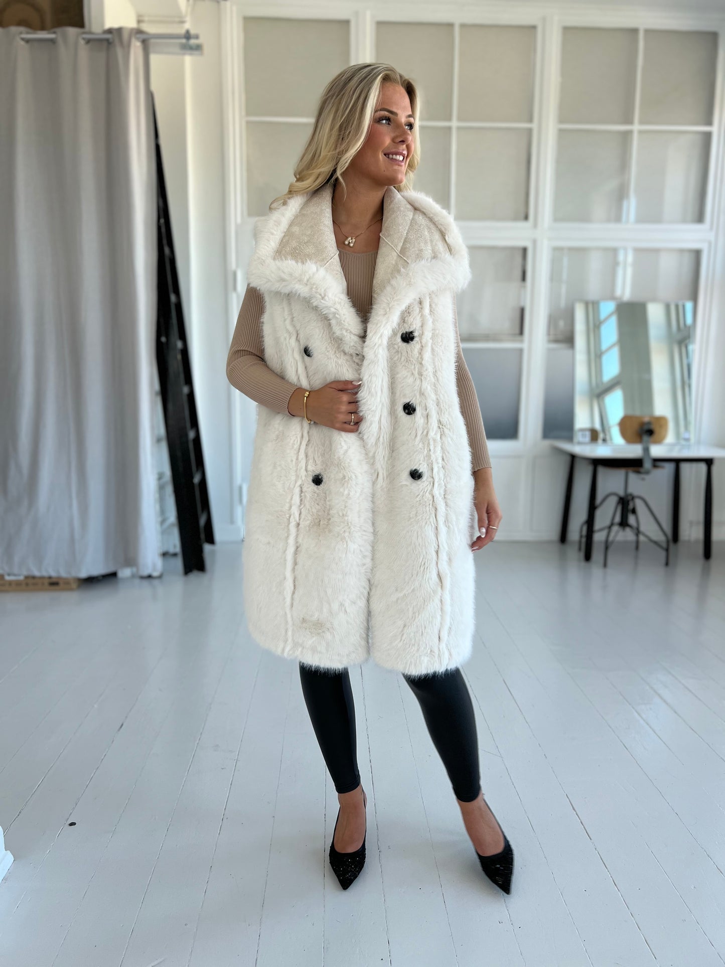 Flam beige faux fur vest fra webshoppen Aaberg Copenhagen